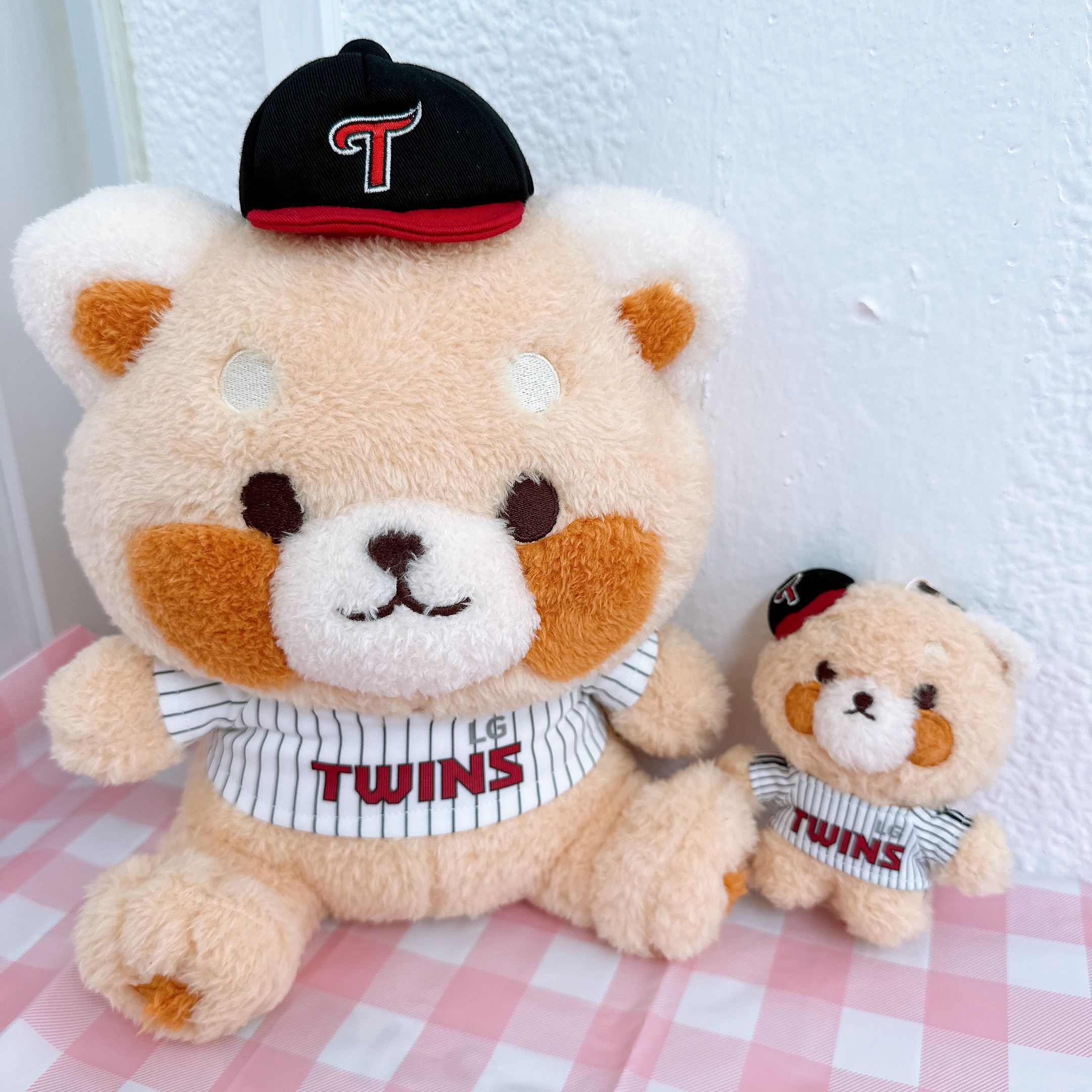Lessey & Friends x KBO The Strongest Lessey Stuffed Toy Keyring LG Twins 착용 스타일 - 4
