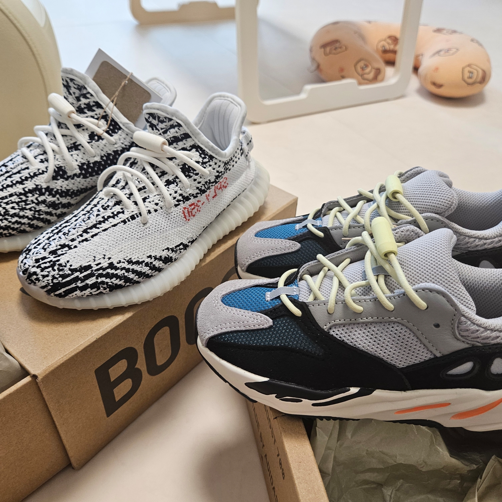 (Infant) Adidas Yeezy Boost 700 Wave Runner Solid Grey, (Kids) Adidas Yeezy Boost 350 V2 Zebra 착용 스타일