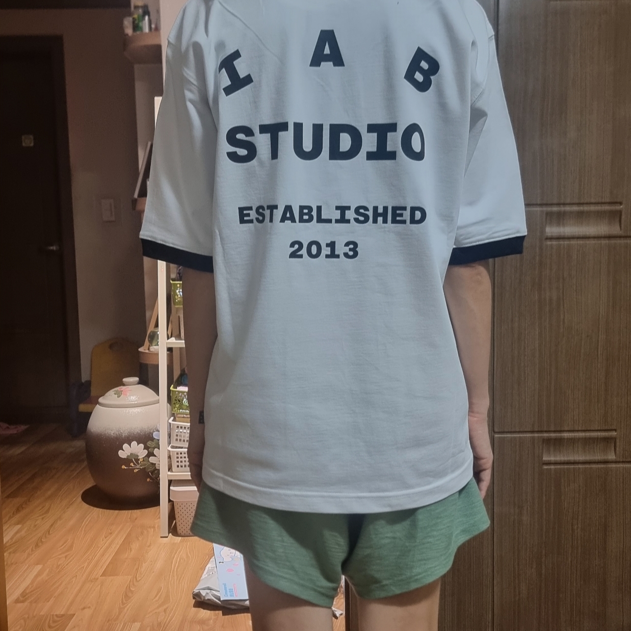 IAB Studio Established T-Shirt White Black 착용 스타일 - 2