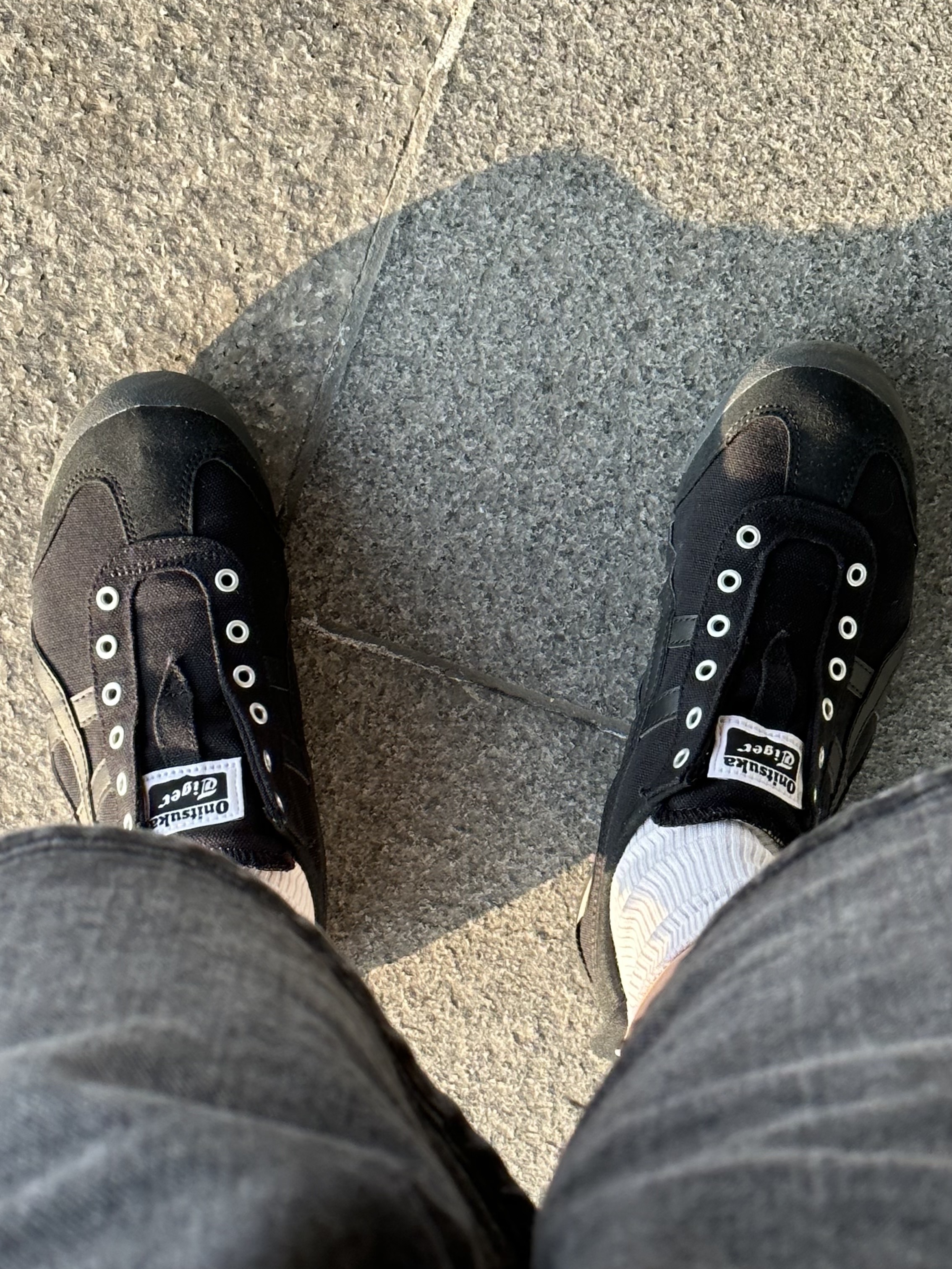 Crocs Classic Crush Boot Bone, Onitsuka Tiger Mexico 66 Slip-On Black 착용 스타일 - 4