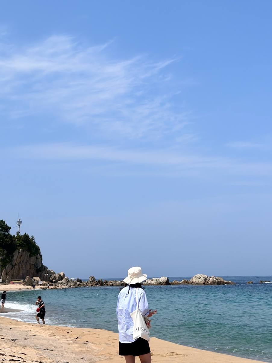 Jacquemus Le Bob Artichaut Bucket Hat Off White 착용 스타일 - 1