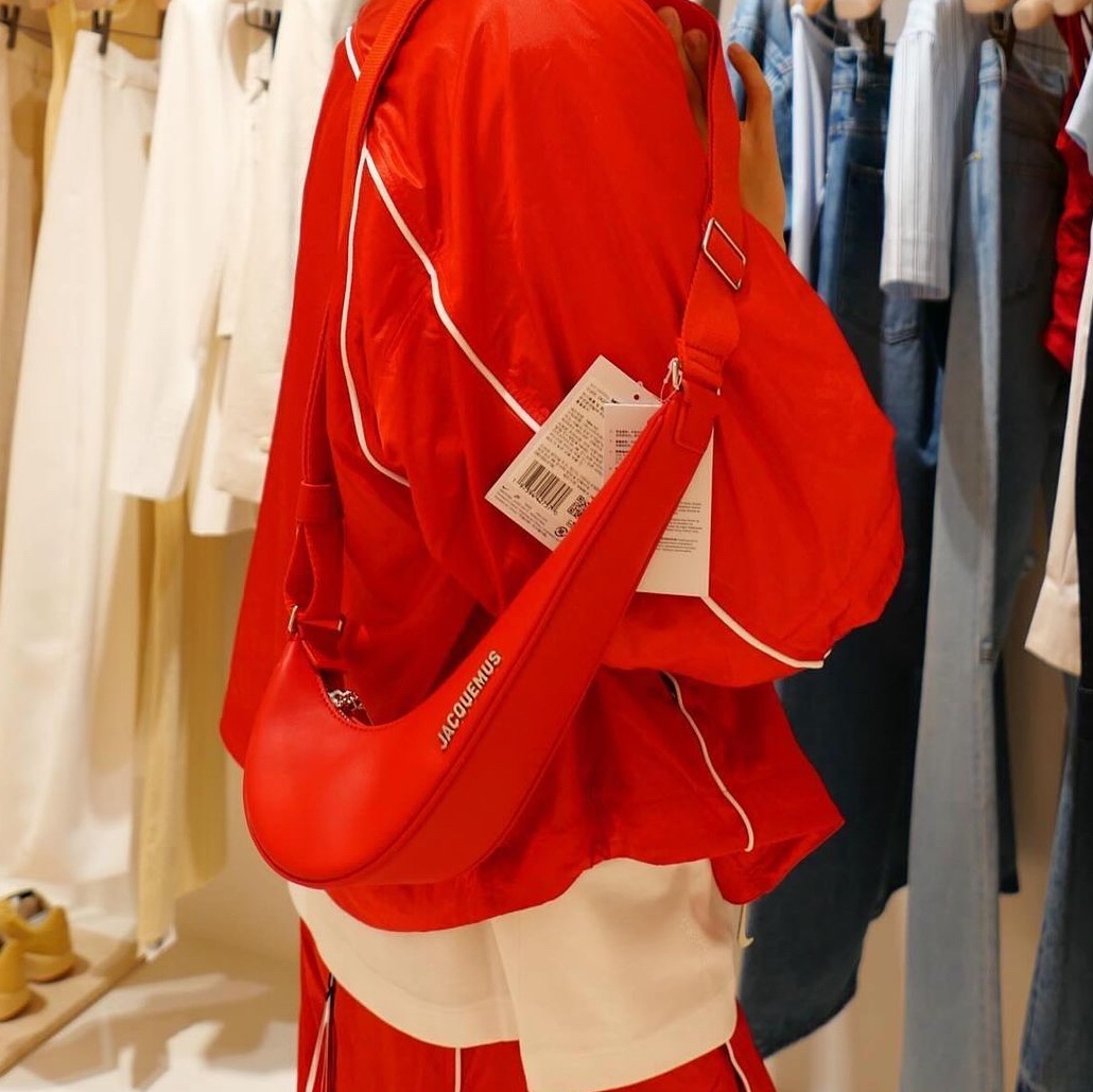 Jacquemus x Nike Le sac Small Swoosh Bag Dark Red 착용 스타일