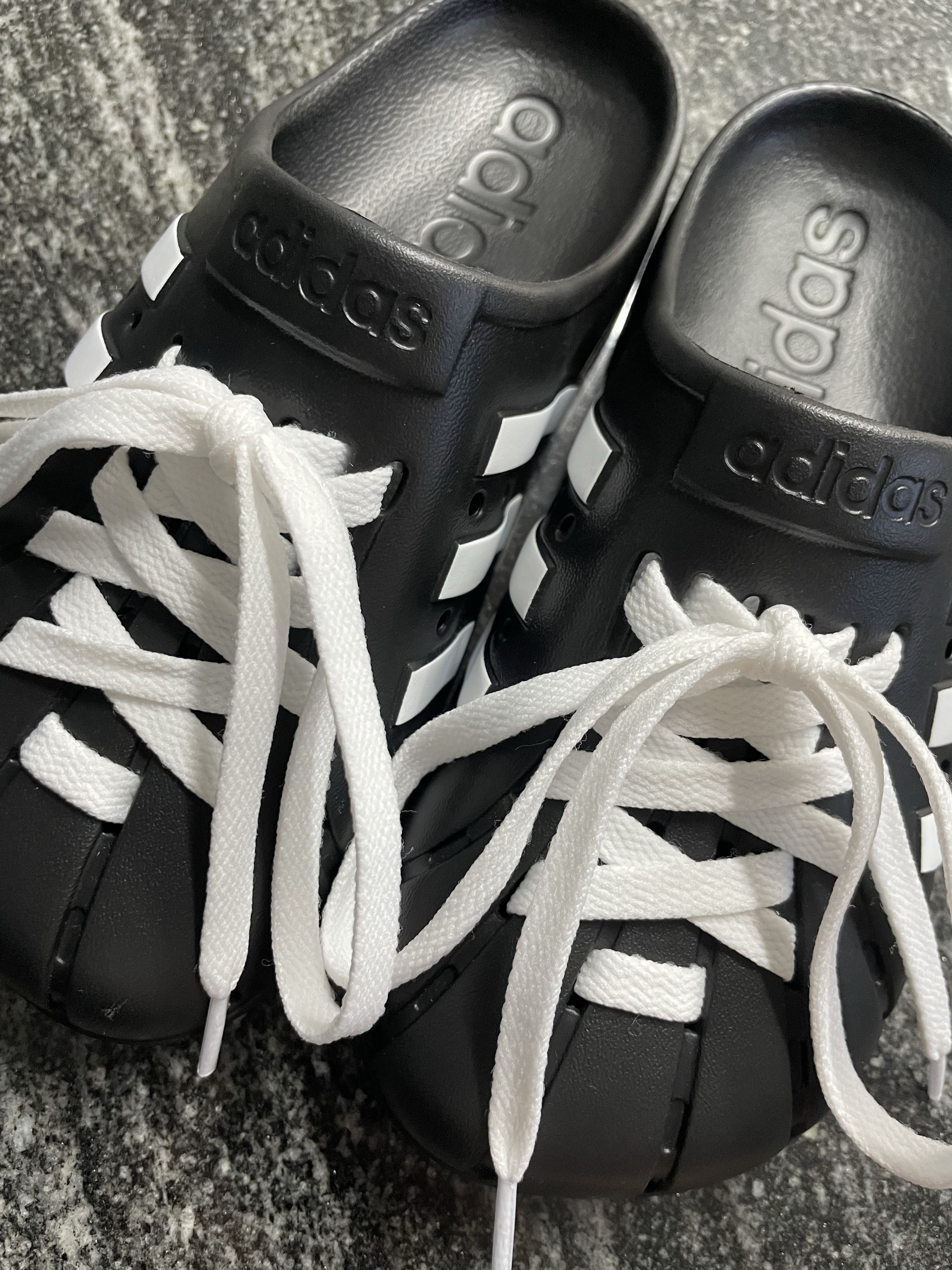 Adidas Adilette Clog Black White 착용 스타일