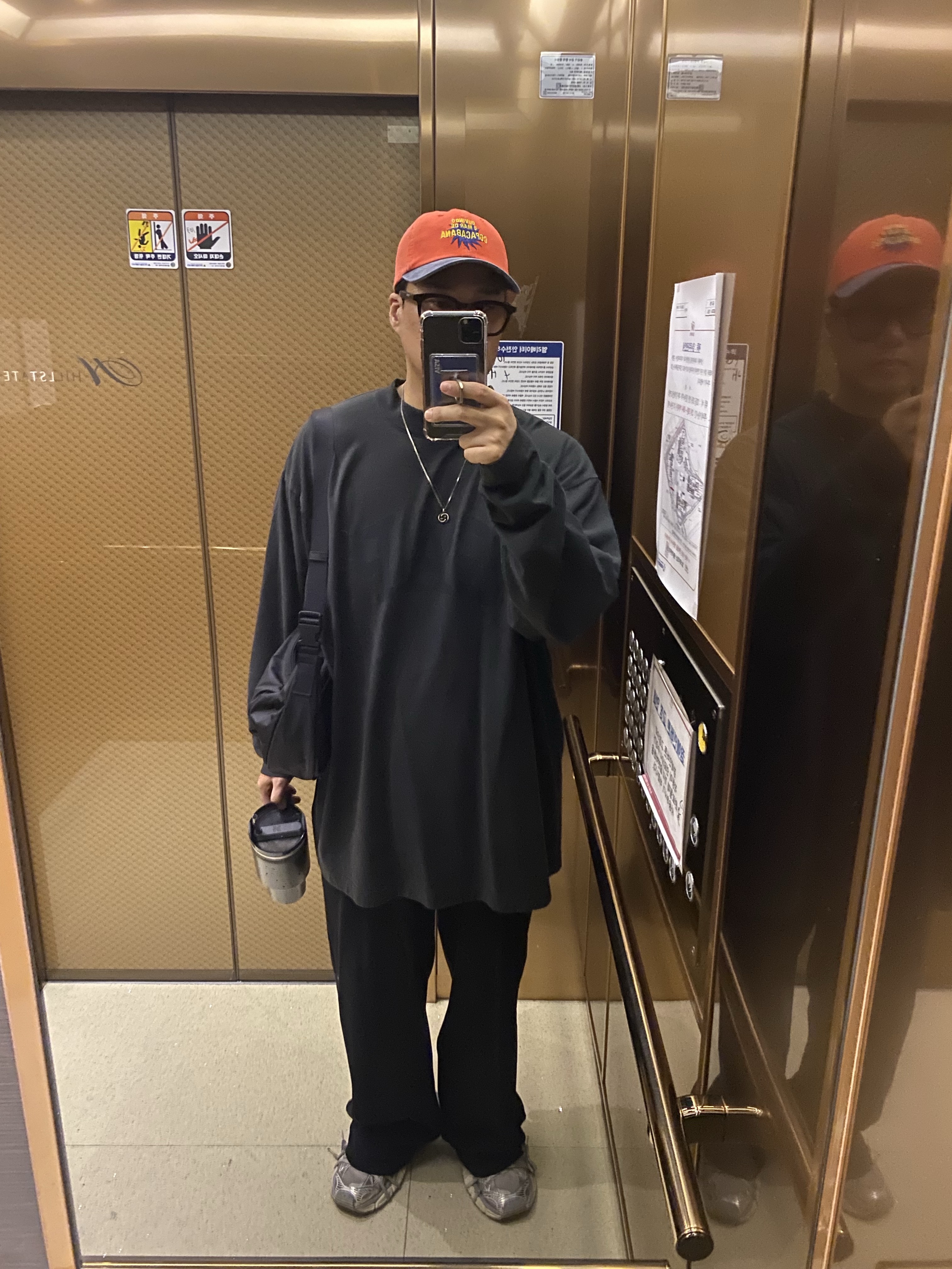 Yeezy Gap Engineered By Balenciaga Dove Long Sleeve T-Shirt Black, Balenciaga 3XL Sneakers Light Beige 착용 스타일