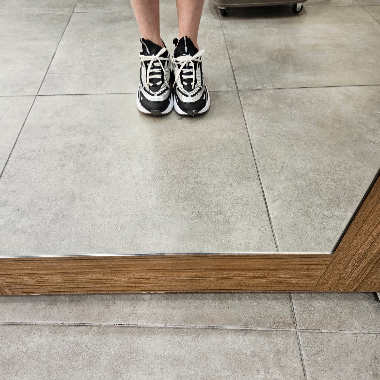 (W) Nike Air Max Furyosa Silver and Black 착용 스타일 - 3