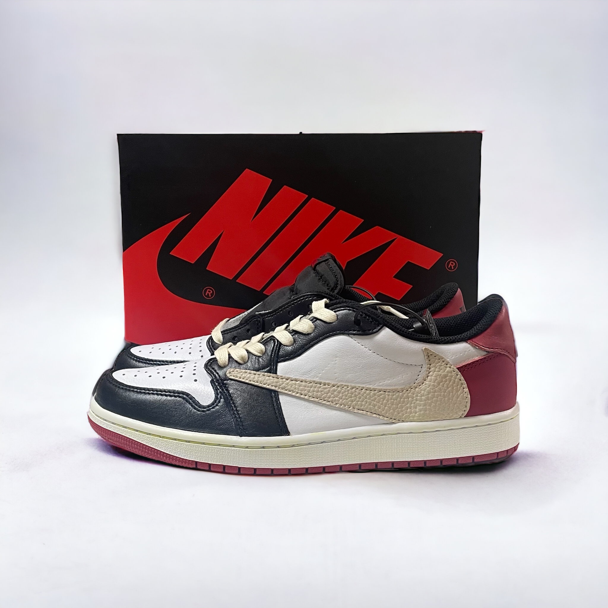 Jordan 1 Retro Low OG Black Toe, (GS) Jordan 1 Retro Low OG Black Toe 착용 스타일 - 1