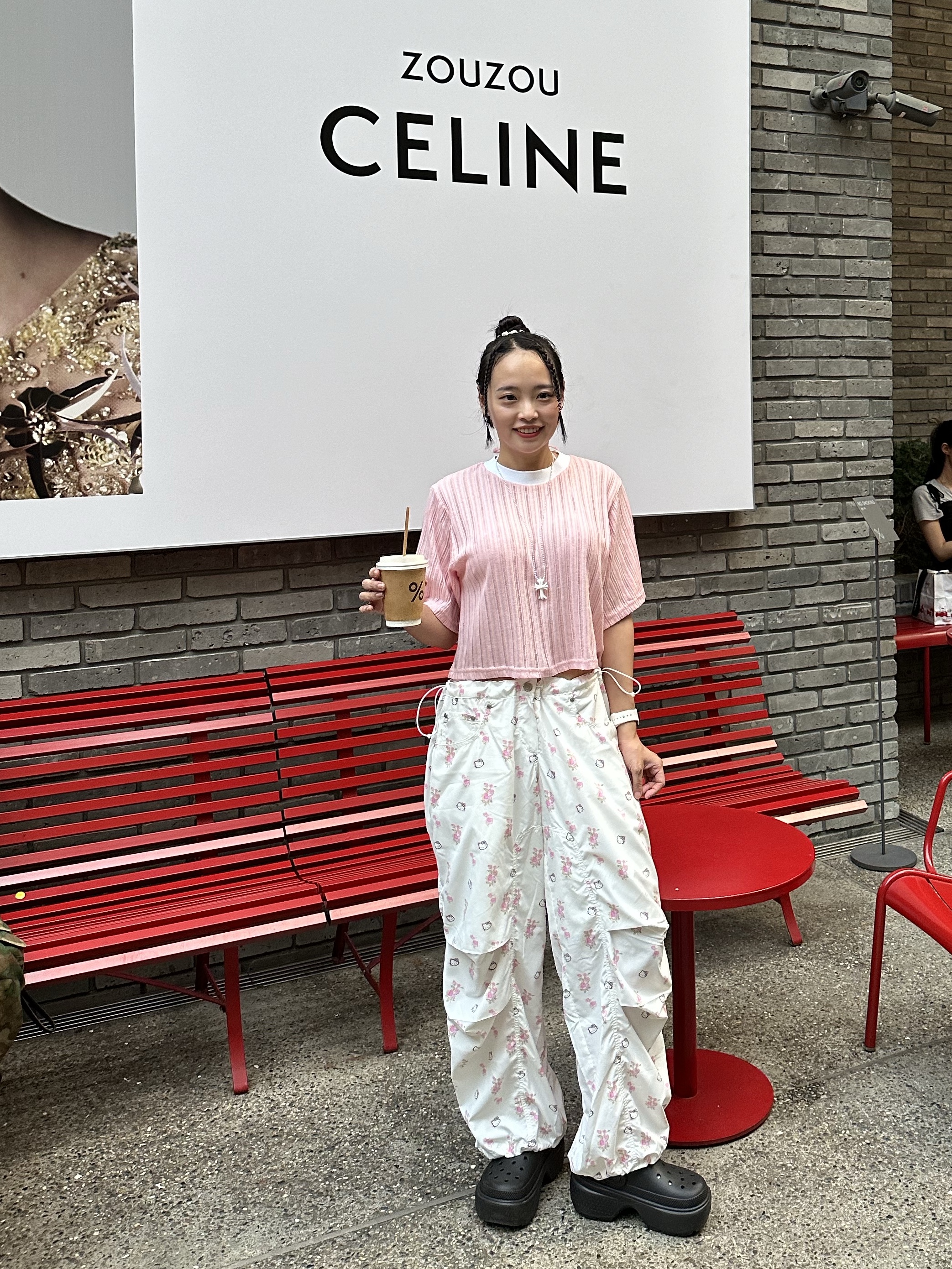 Open Yy x Hello Kitty Parachute Pants White, Crocs Stomp Clog Black 착용 스타일 - 1