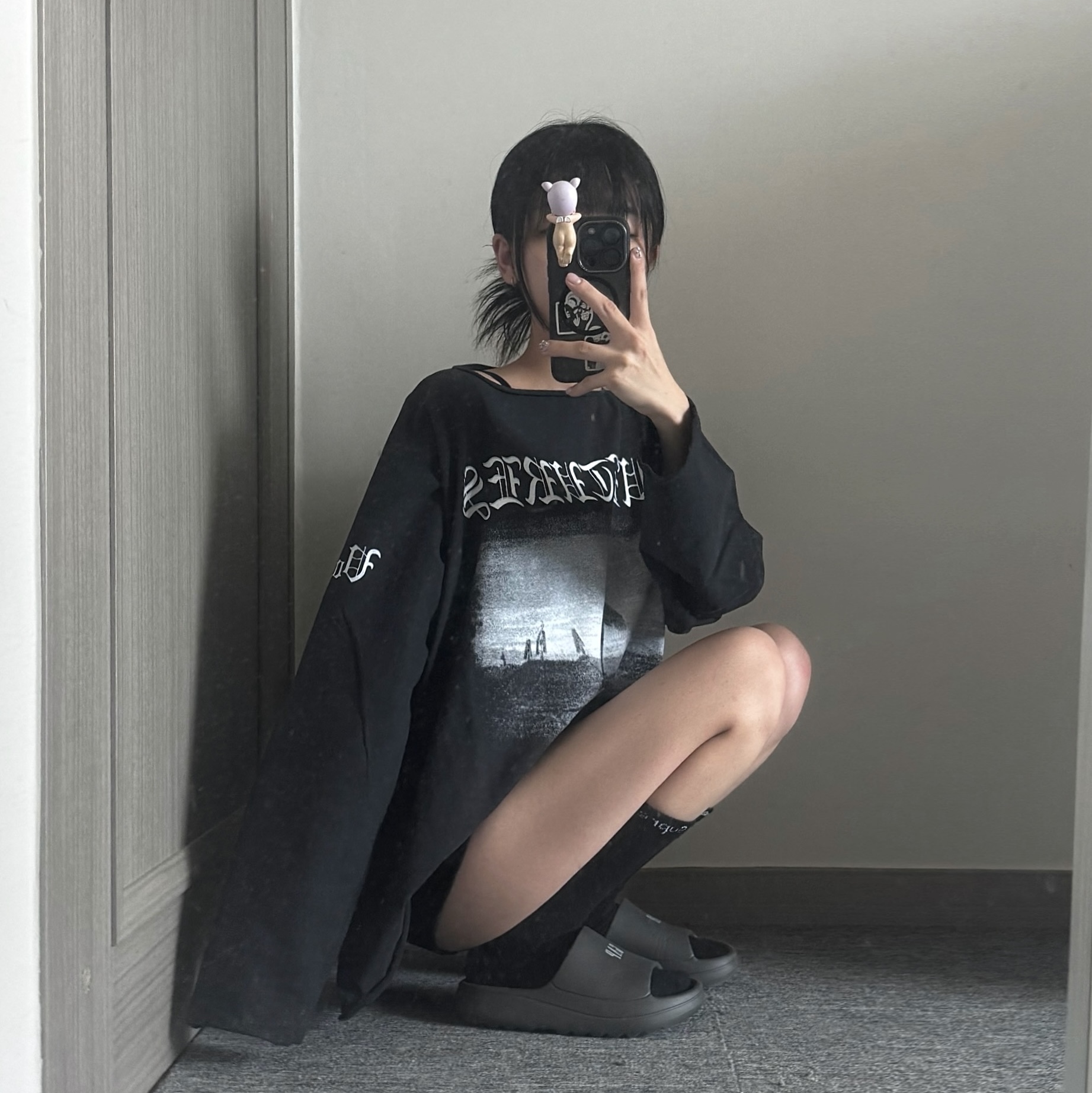 Yeezy Vultures Long T-Shirt Black, Supreme Hanes Crew Socks Black (4 Pack) 착용 스타일 - 2