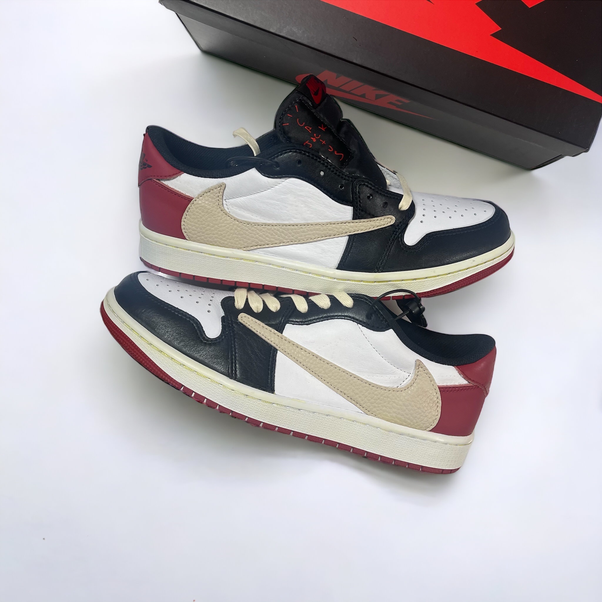 Jordan 1 Retro Low OG Black Toe, (GS) Jordan 1 Retro Low OG Black Toe 착용 스타일 - 2