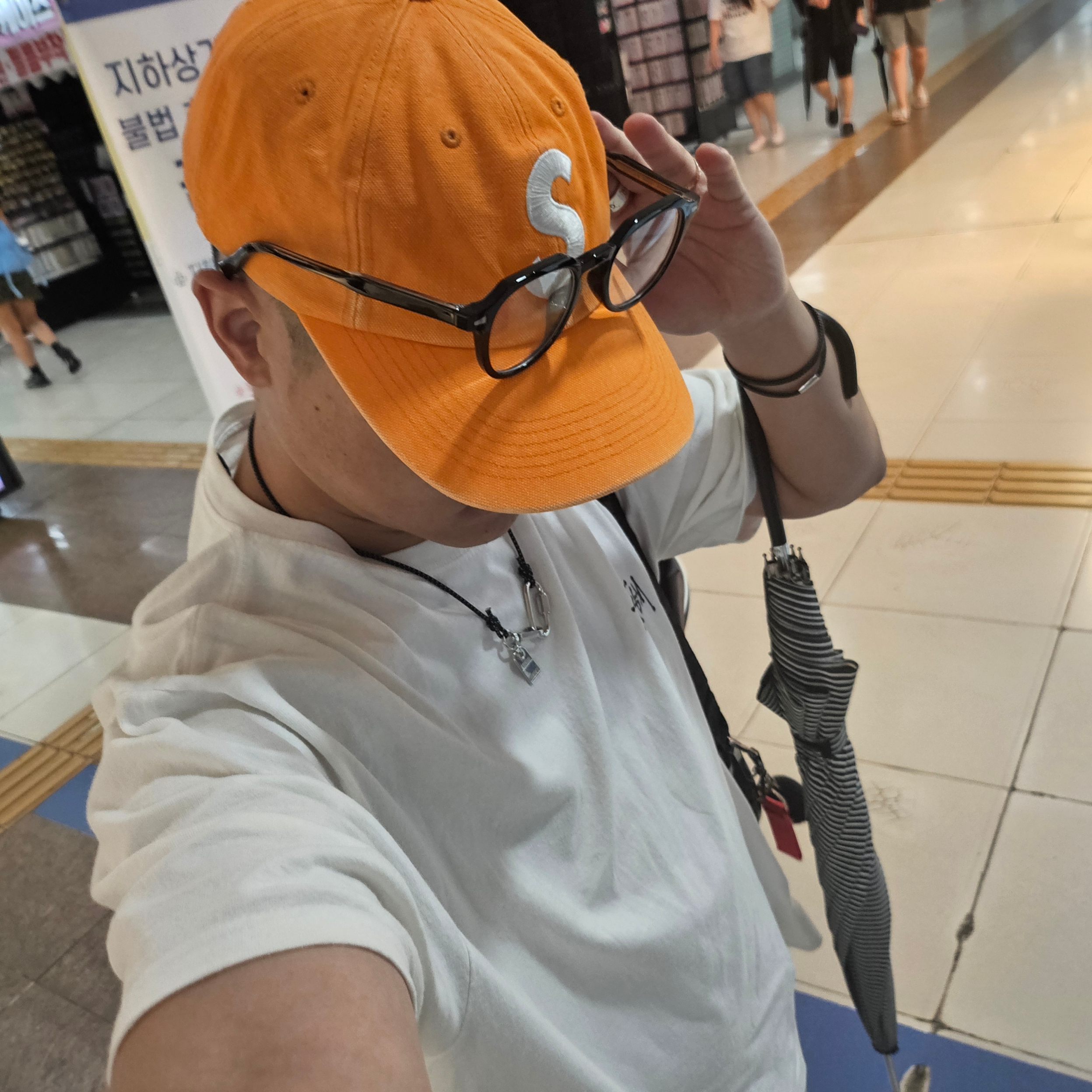 Supreme Pigment Canvas S Logo 6-Panel Orange - 23SS, Stussy Melted T-Shirt White 착용 스타일 - 1