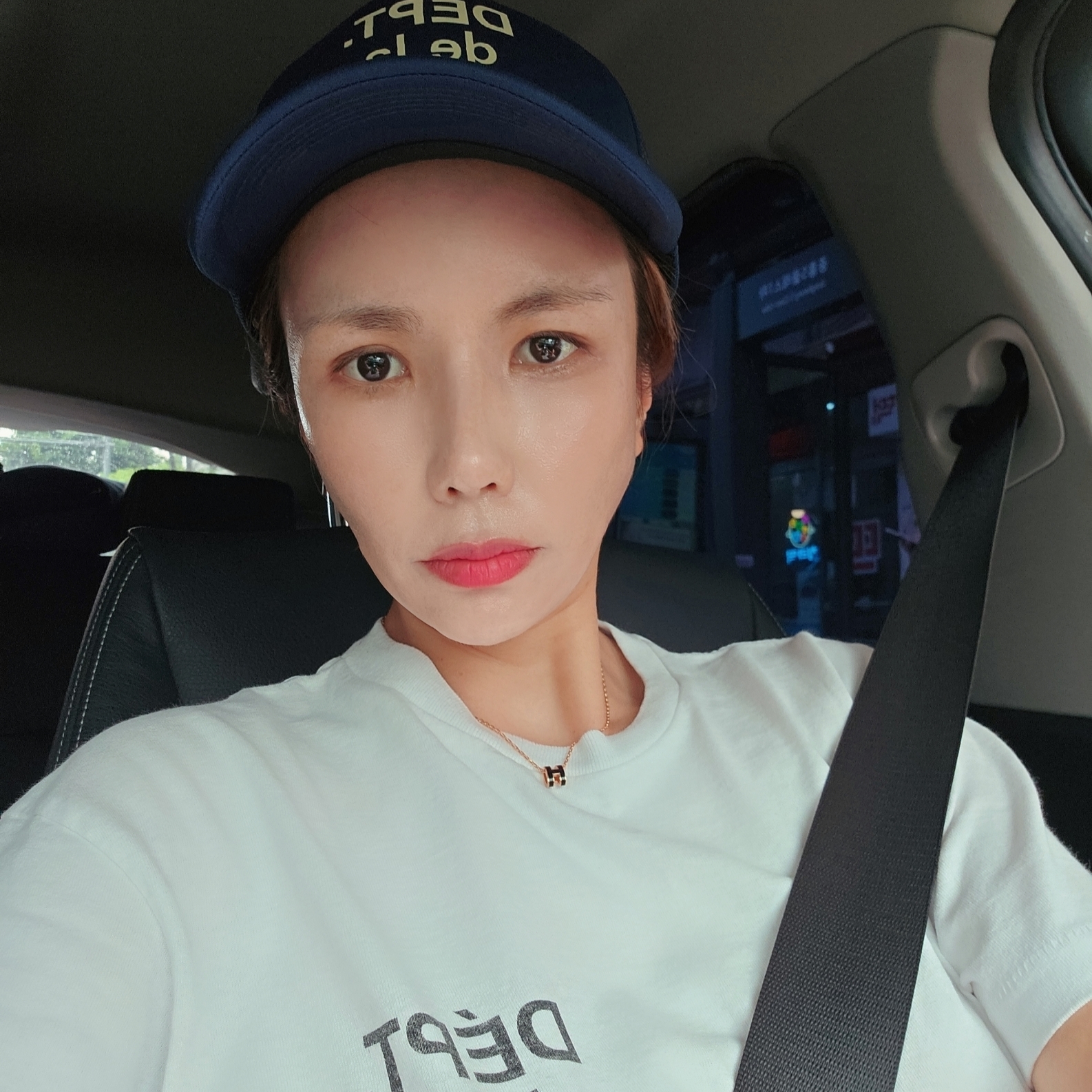 Gallery Dept. French Logo Trucker Hat Navy, Gallery Dept. French T-Shirt White 착용 스타일 - 2