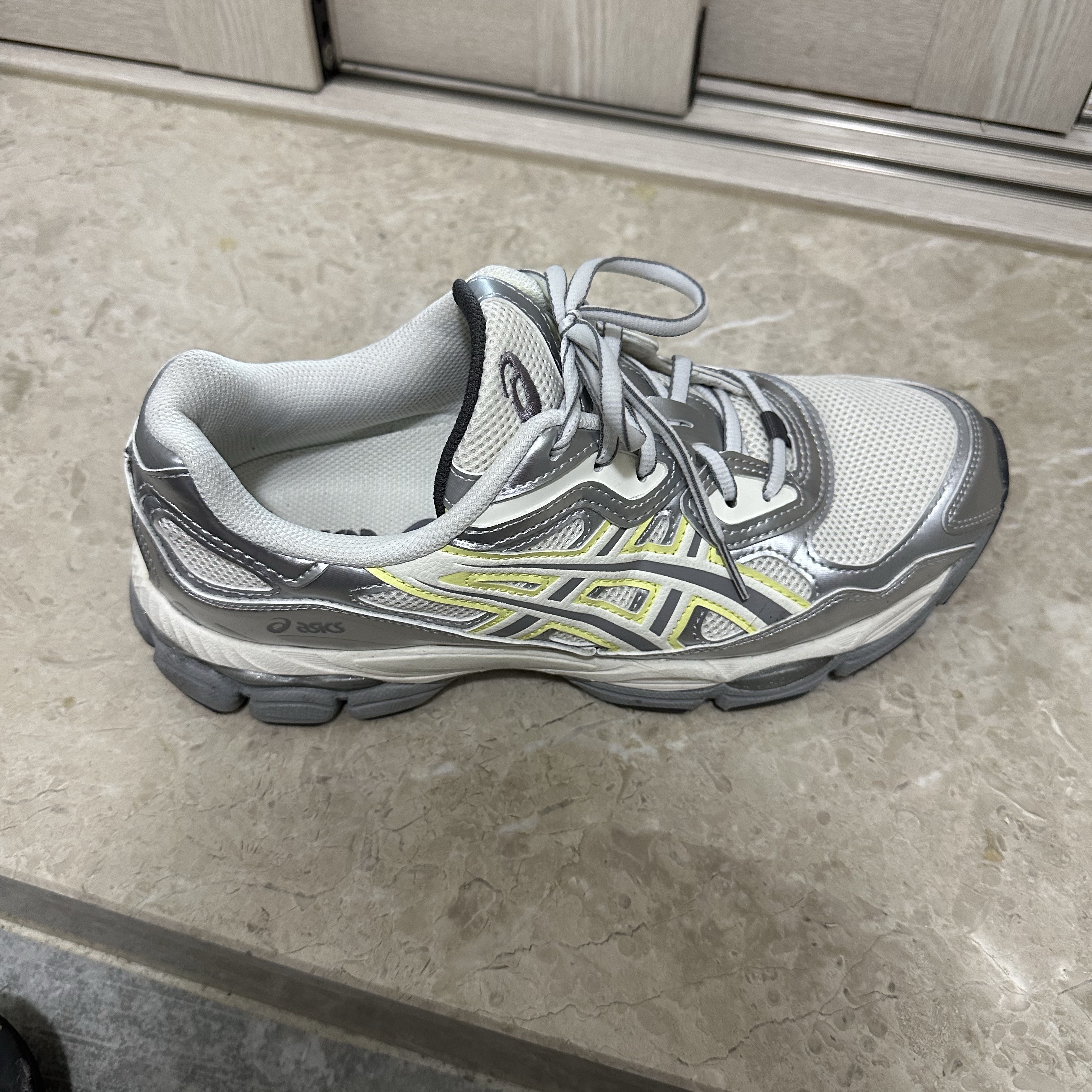 (W) Asics x Emmi Gel-NYC White Huddle Yellow 착용 스타일