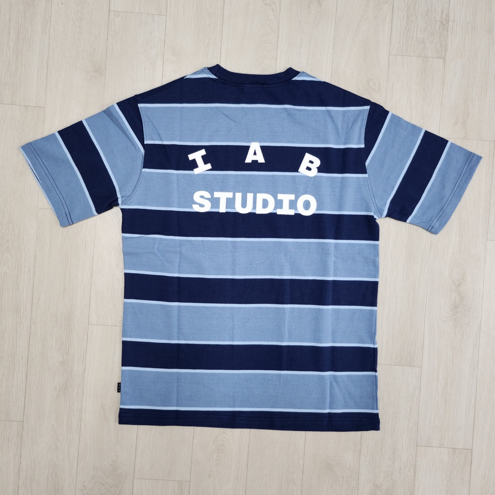 IAB Studio Striped T-Shirt Blue White 착용 스타일 - 2