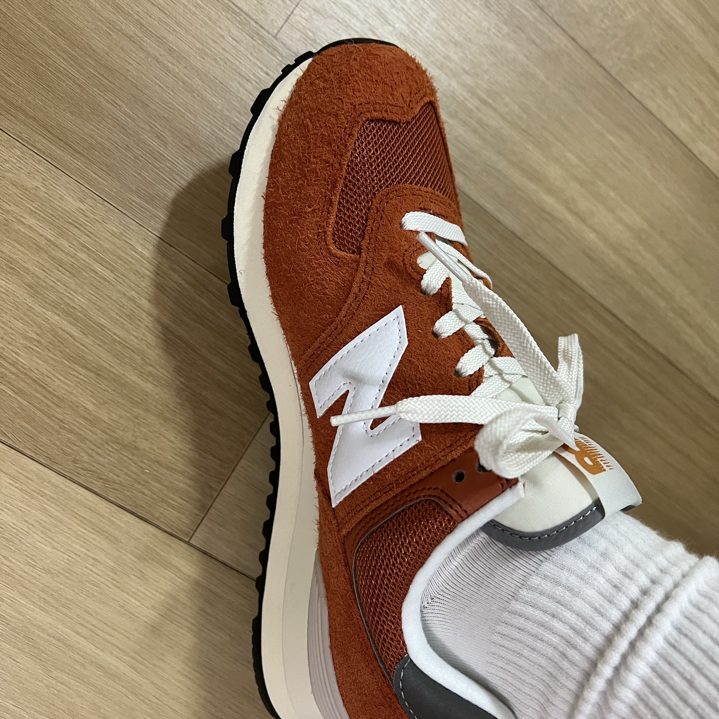 New Balance 574 Heritage Orange Burst White 착용 스타일
