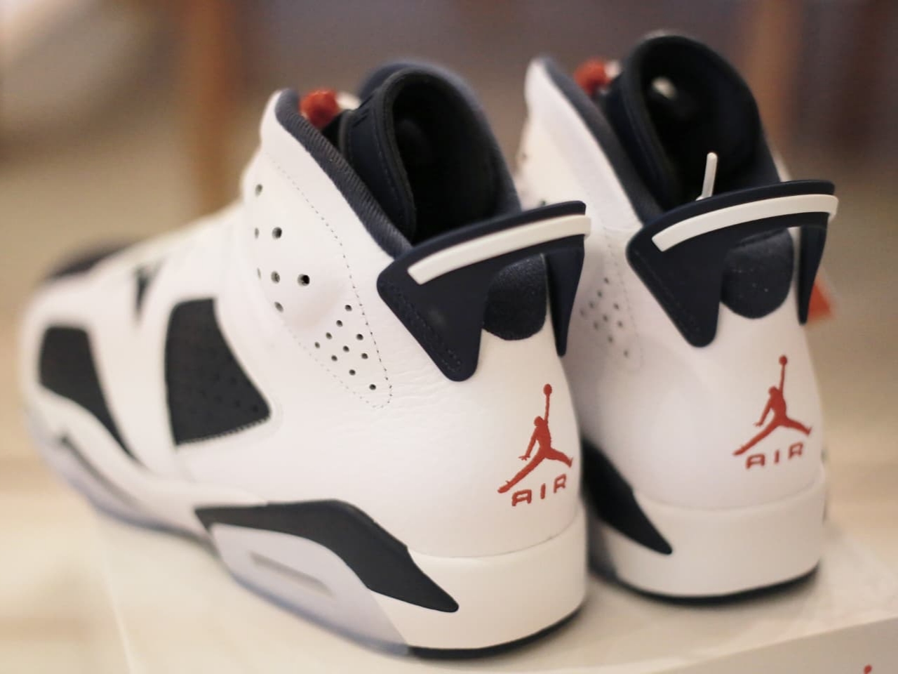 Jordan 6 Retro White and Midnight Navy 착용 스타일 - 3