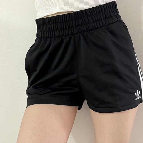 (W) Adidas 3-Stripes Shorts Black - KR Sizing 착용 스타일 - 2