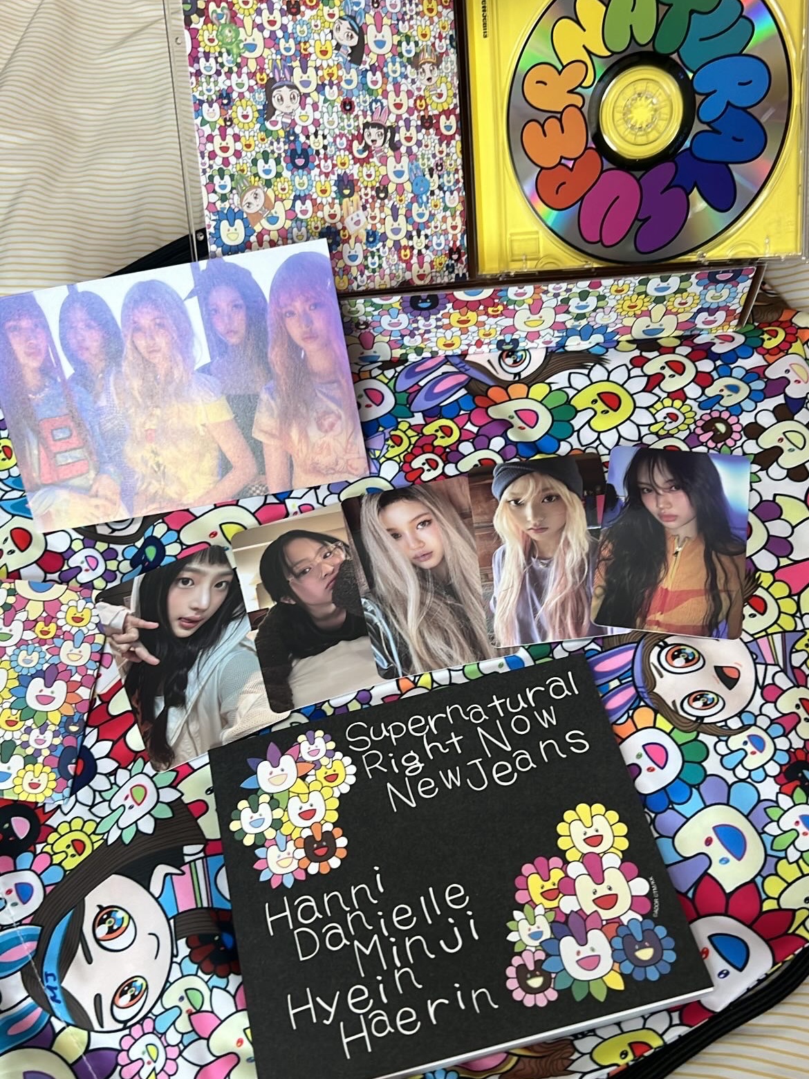 NewJeans Supernatural NJ x Murakami Drawstring Bag Ver. 착용 스타일 - 1
