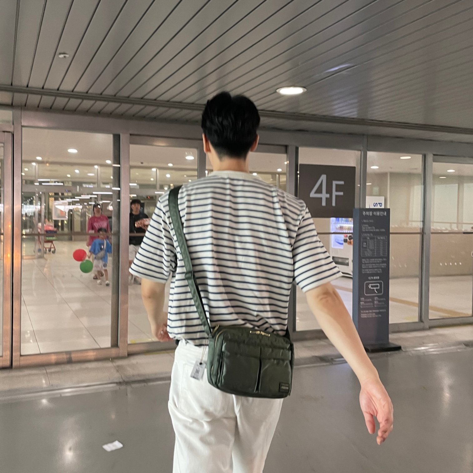 Porter All New Tanker Sling Bag Zip Sage Green 착용 스타일