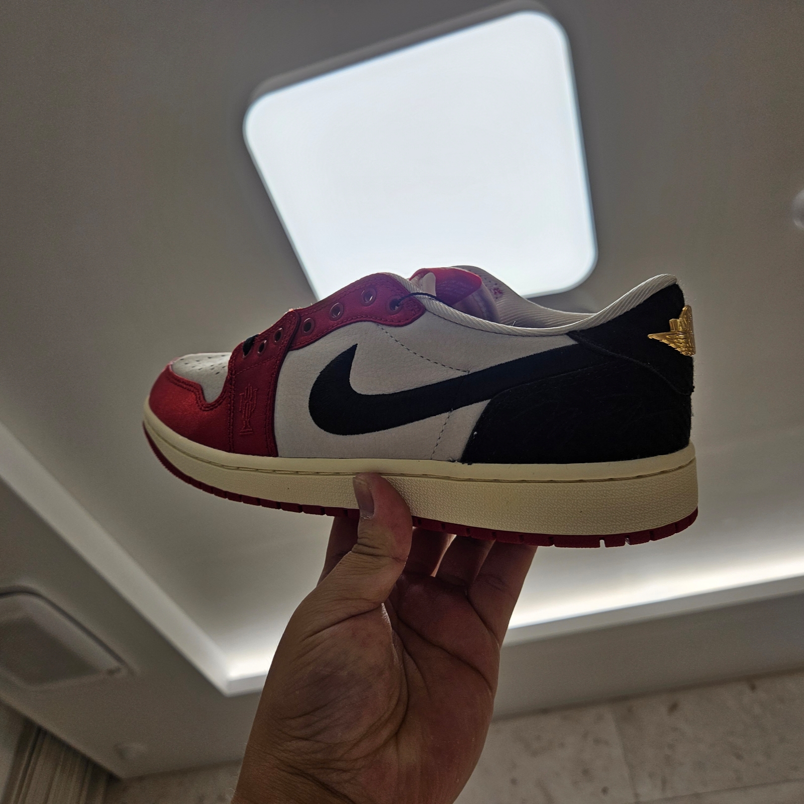 Jordan 1 x Trophy Room Retro Low OG SP Sail Varsity Red 착용 스타일