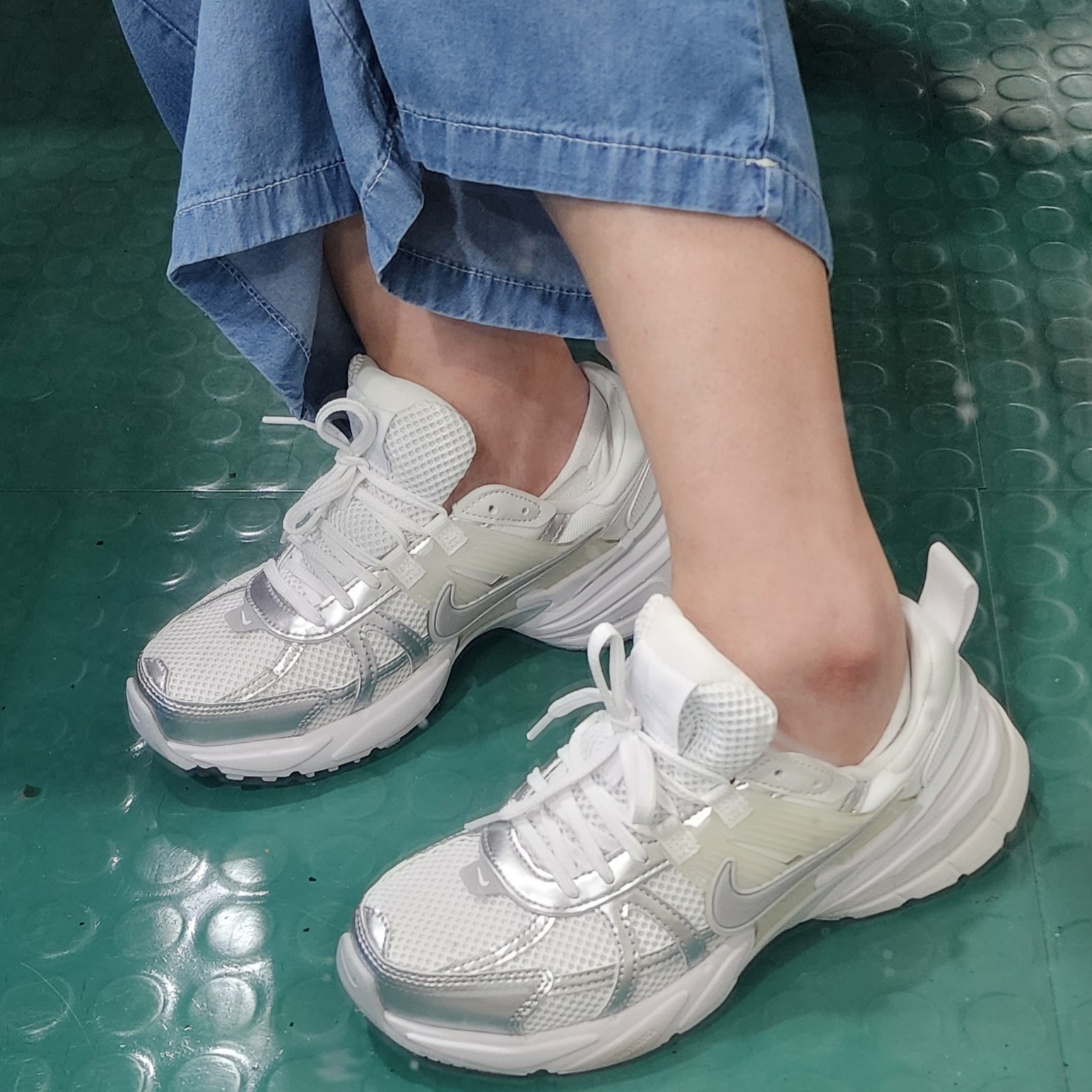 Nike V2K Run Metallic Silver White 착용 스타일 - 1