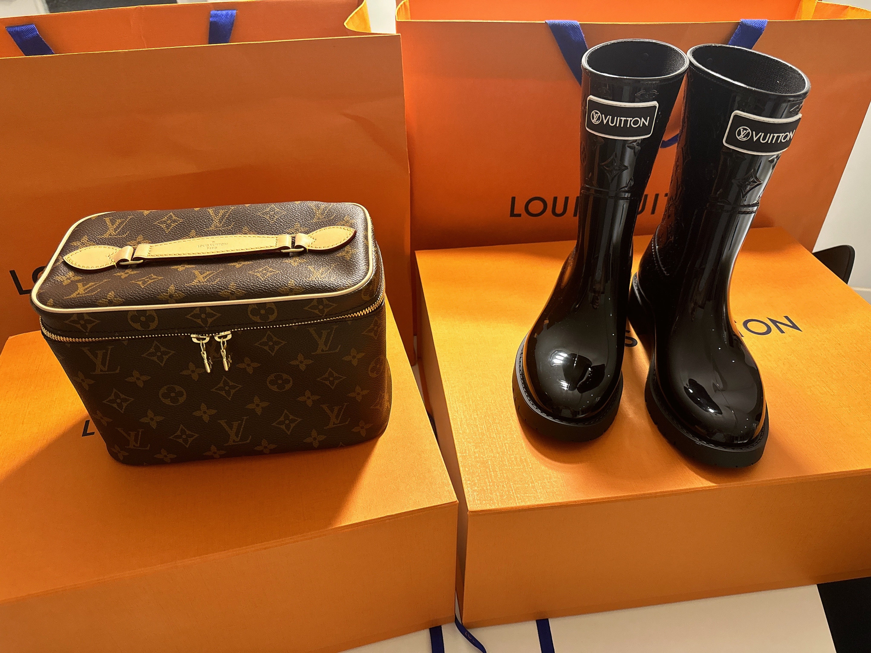 (W) Louis Vuitton Drops Flat Half Rain Boot Black 착용 스타일