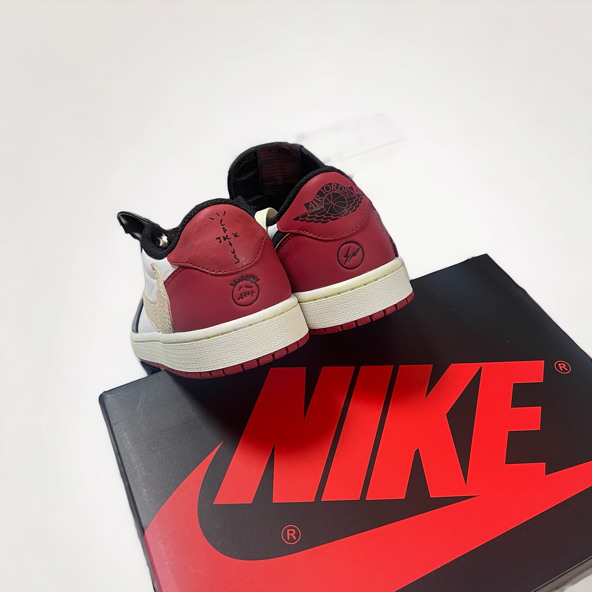 Jordan 1 Retro Low OG Black Toe, (GS) Jordan 1 Retro Low OG Black Toe 착용 스타일 - 3
