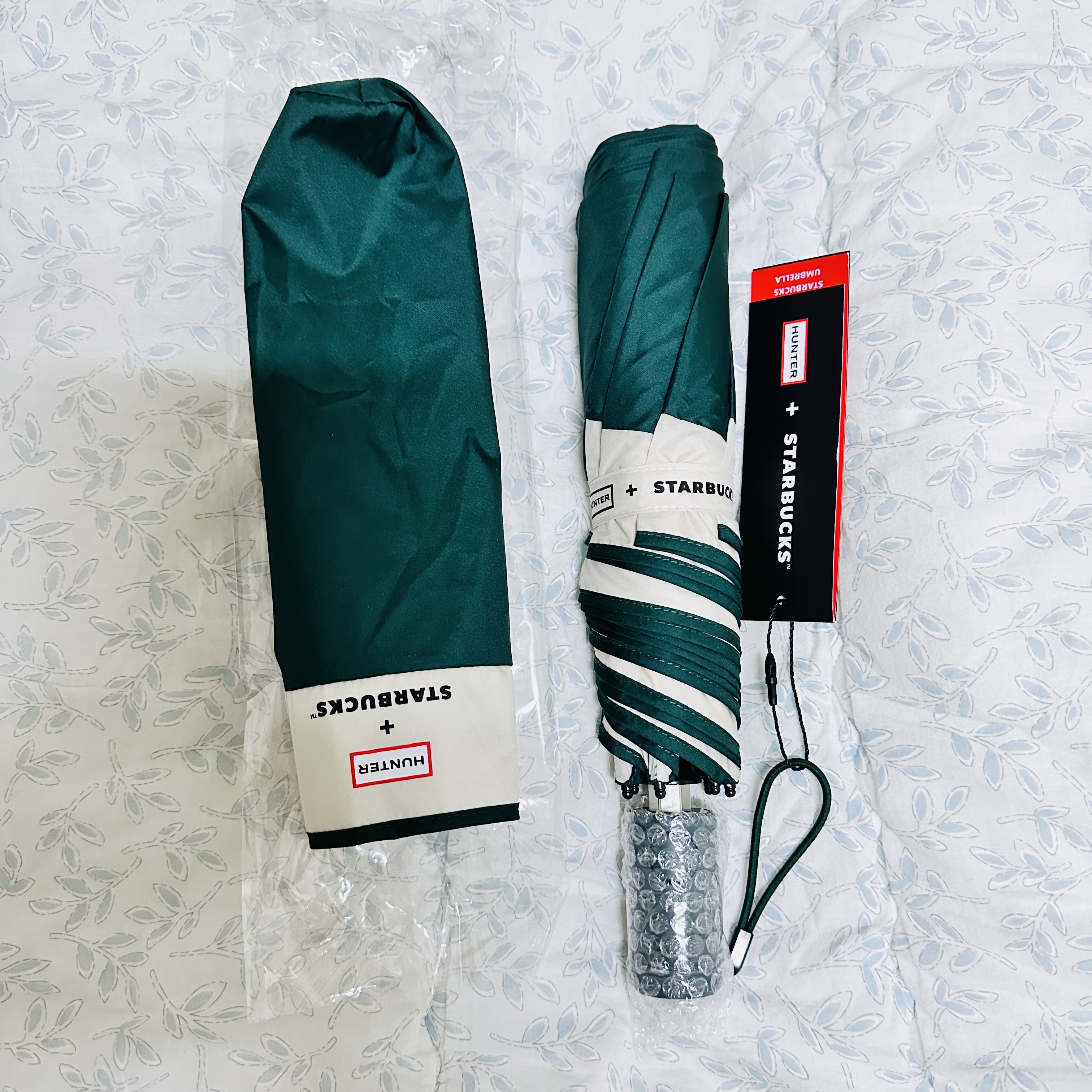 Starbucks x Hunter Light Folding Umbrella Green 착용 스타일