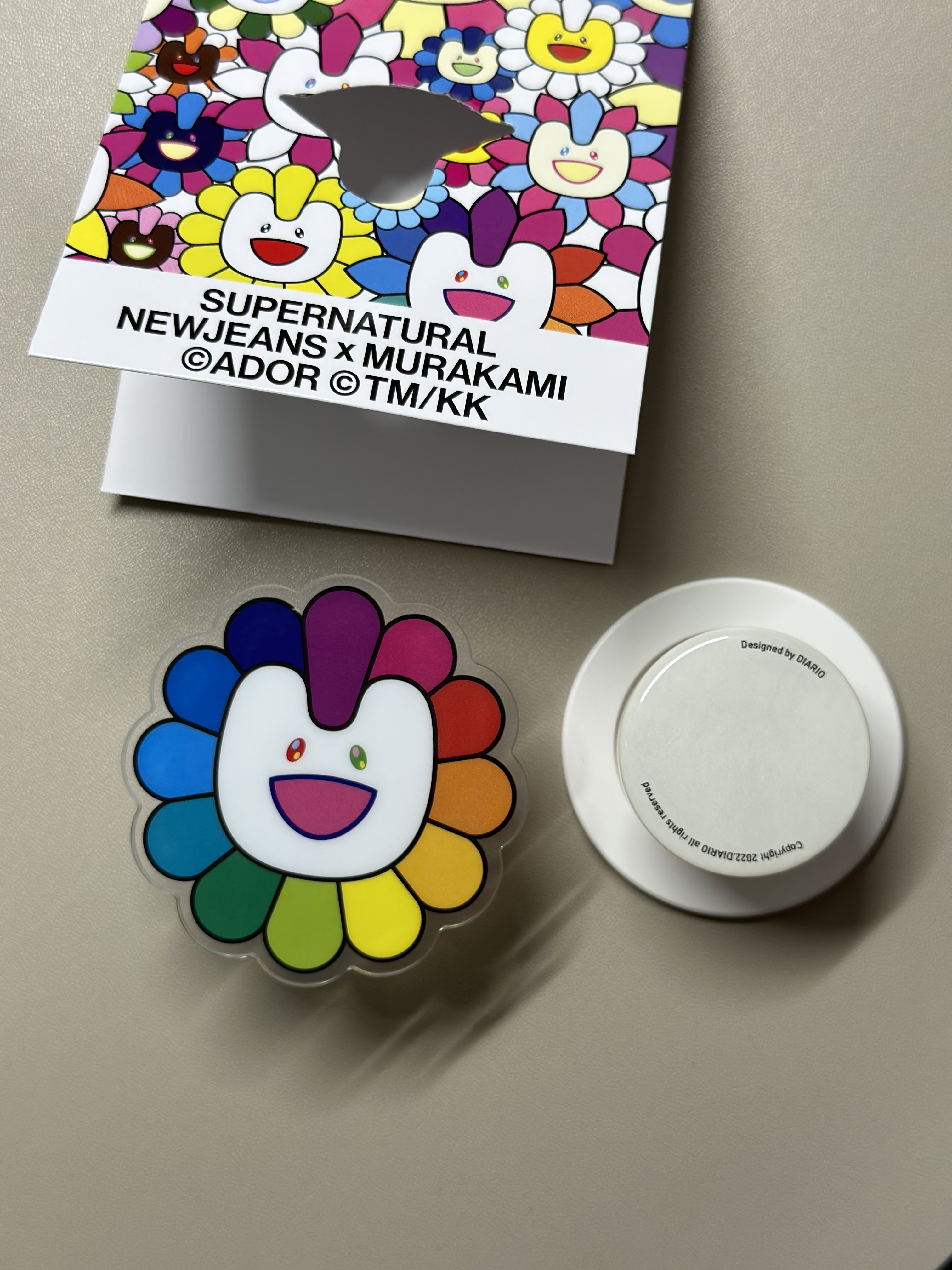 NewJeans x Murakami Acrylic Smarttok Flower 착용 스타일 - 2