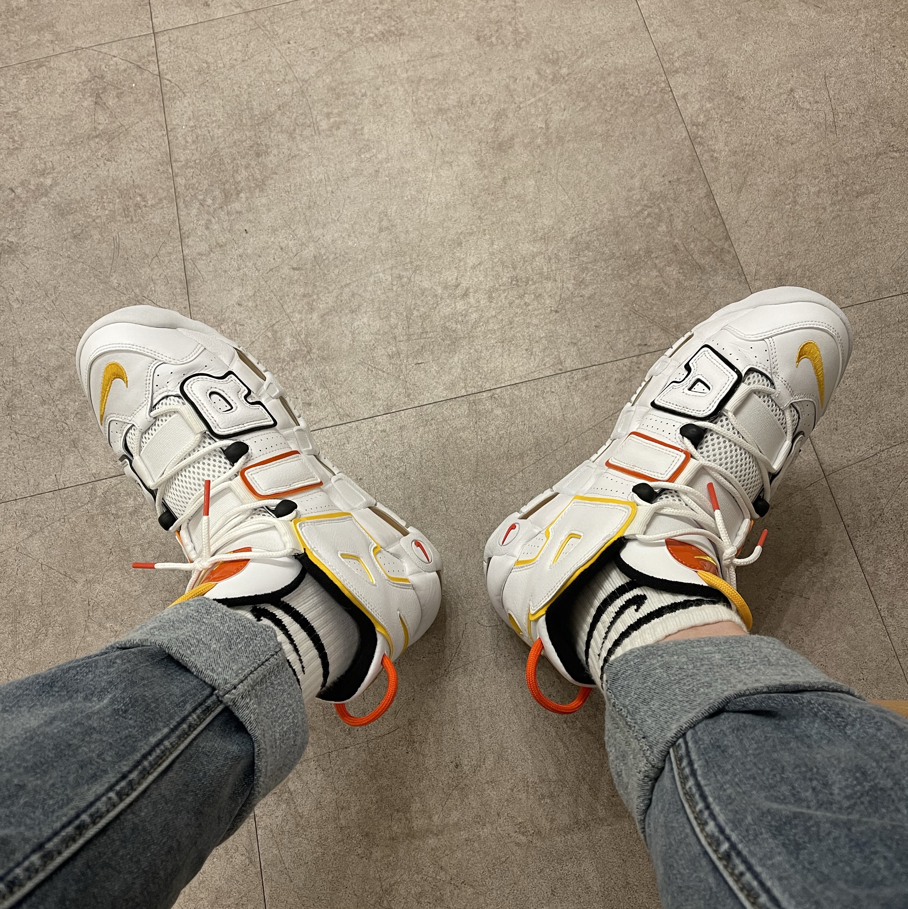 Nike Air More Uptempo Rayguns 착용 스타일