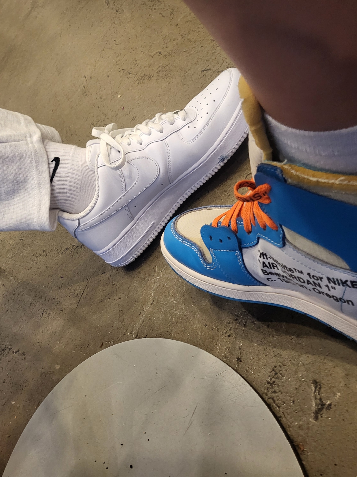 Nike Air Force 1 '07 Low White, Jordan 1 x Off-White Retro High University Blue 착용 스타일