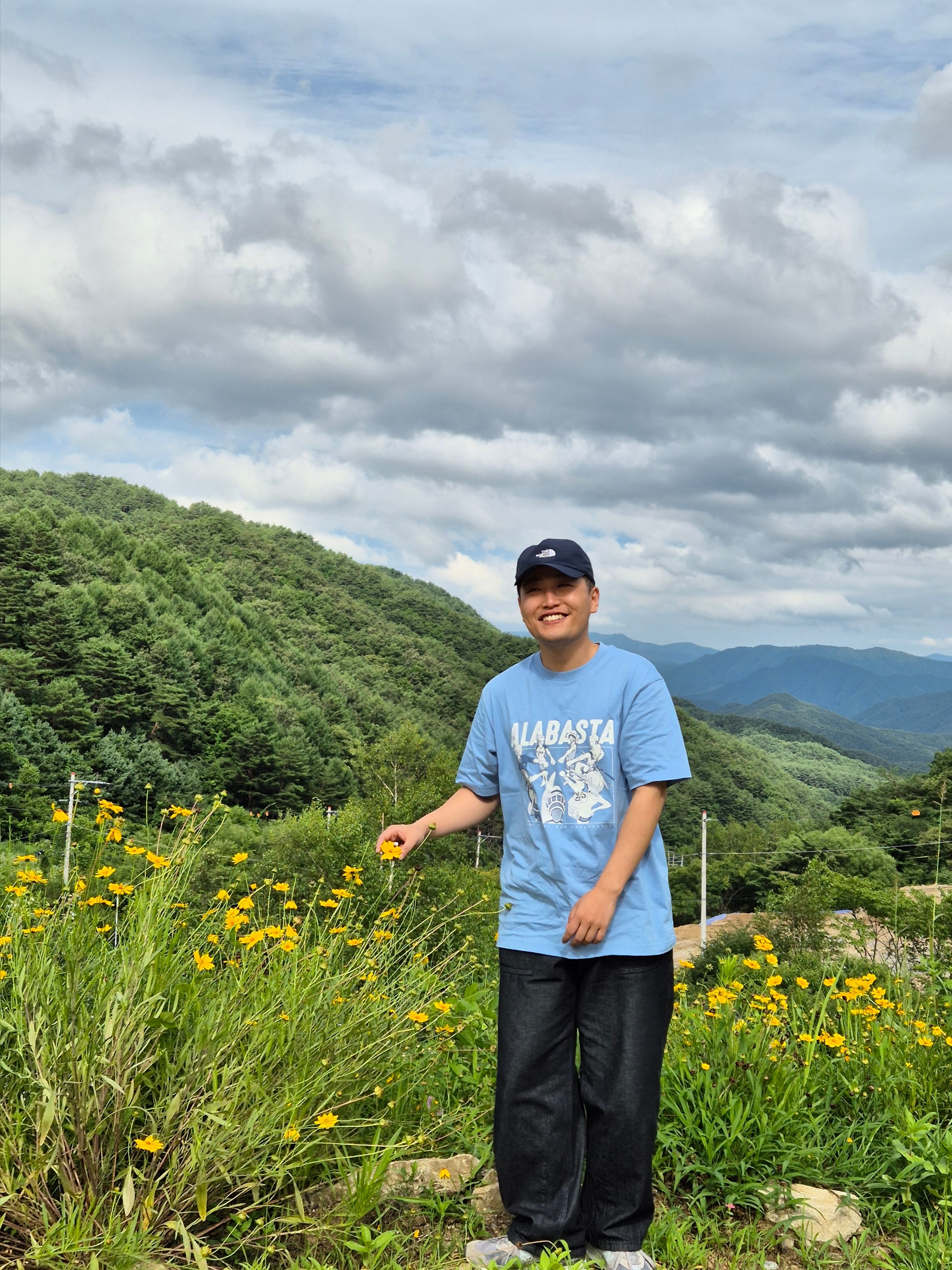 Uniqlo UT One Piece 25th T-Shirt Blue 착용 스타일