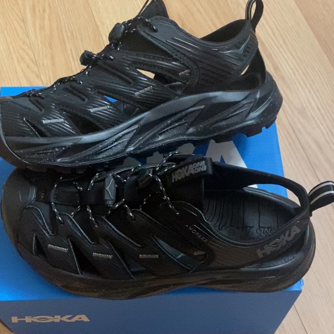 Hoka Hopara Black Castle Rock 착용 스타일
