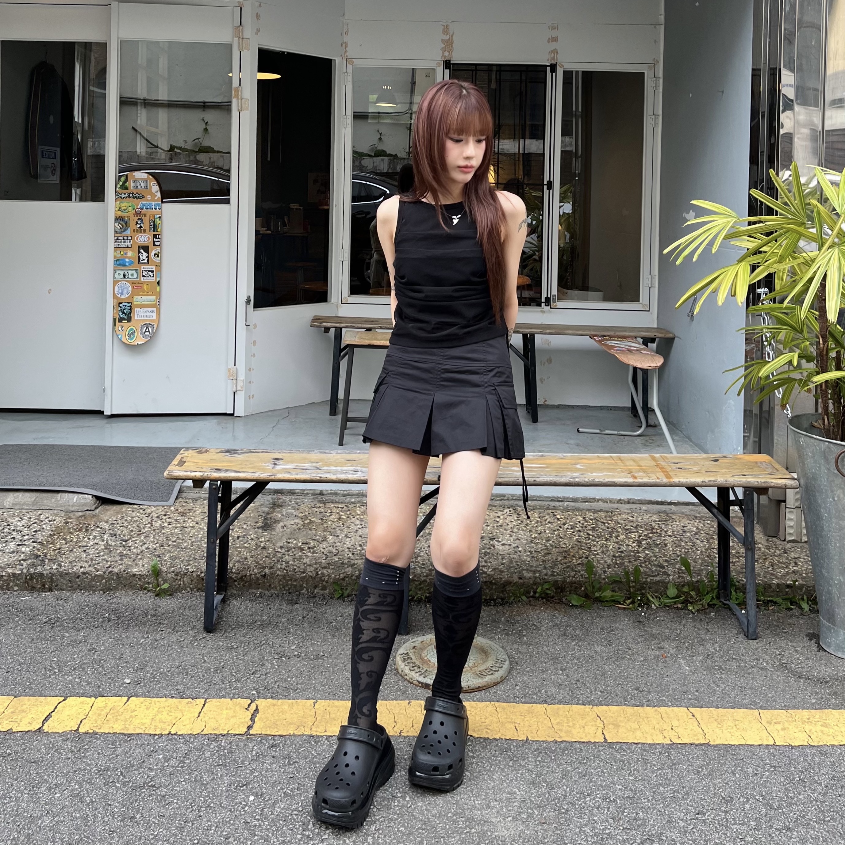 (W) Crocs Classic Mega Crush Clog Black 착용 스타일 - 2