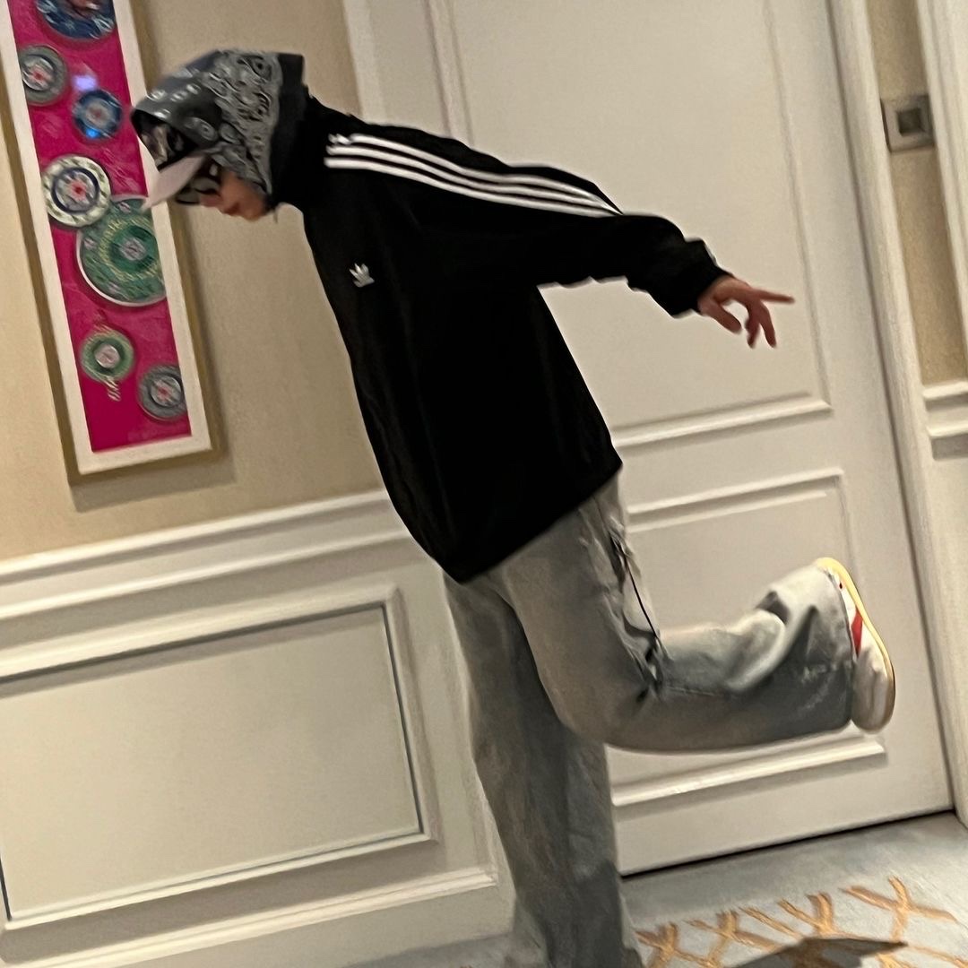 Gentle Monster x Jennie Jentle Salon Wispy 01 Black Gray, (W) Adidas Adilenium Oversized Track Top Black - US Sizing 착용 스타일 - 4