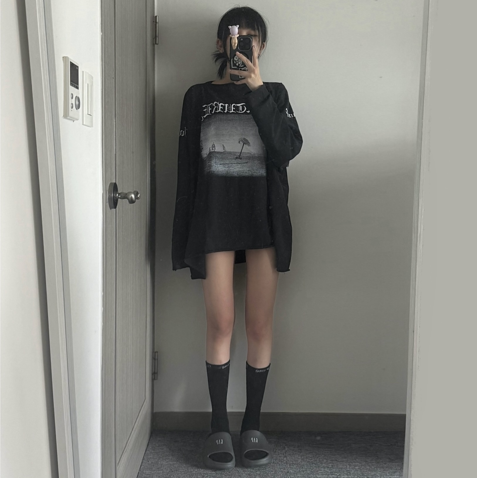 Yeezy Vultures Long T-Shirt Black, Supreme Hanes Crew Socks Black (4 Pack) 착용 스타일 - 5
