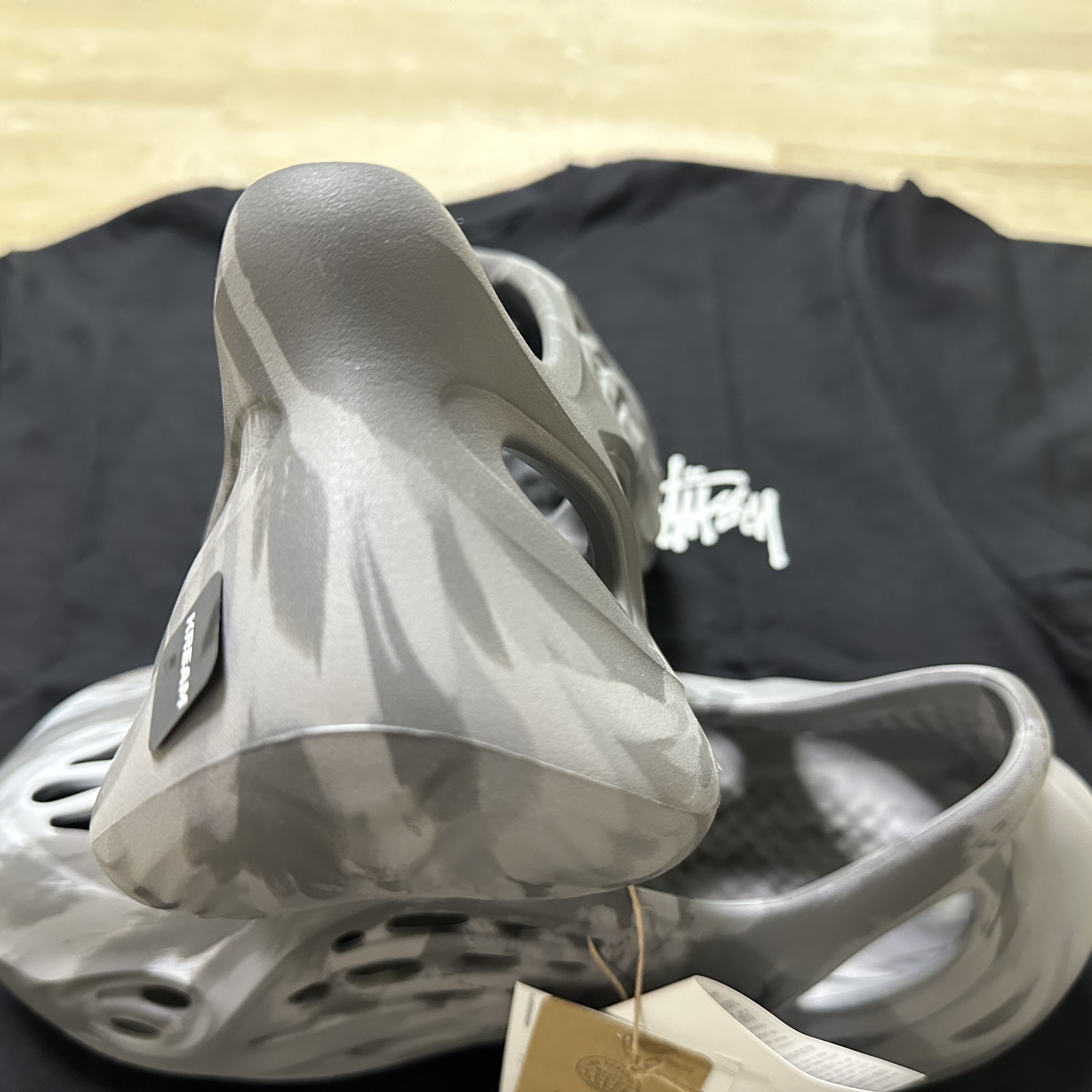 Adidas Yeezy Foam RNNR MX Granite, Stussy Basic Stussy T-Shirt Black 2024, 2025 착용 스타일 - 4