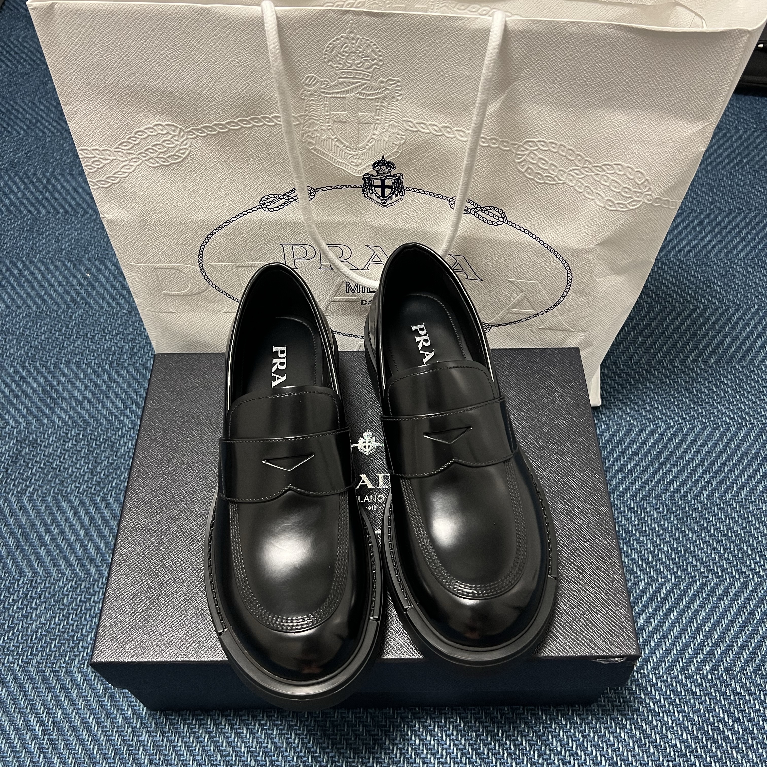 Prada Brushed Leather Loafers Black 착용 스타일
