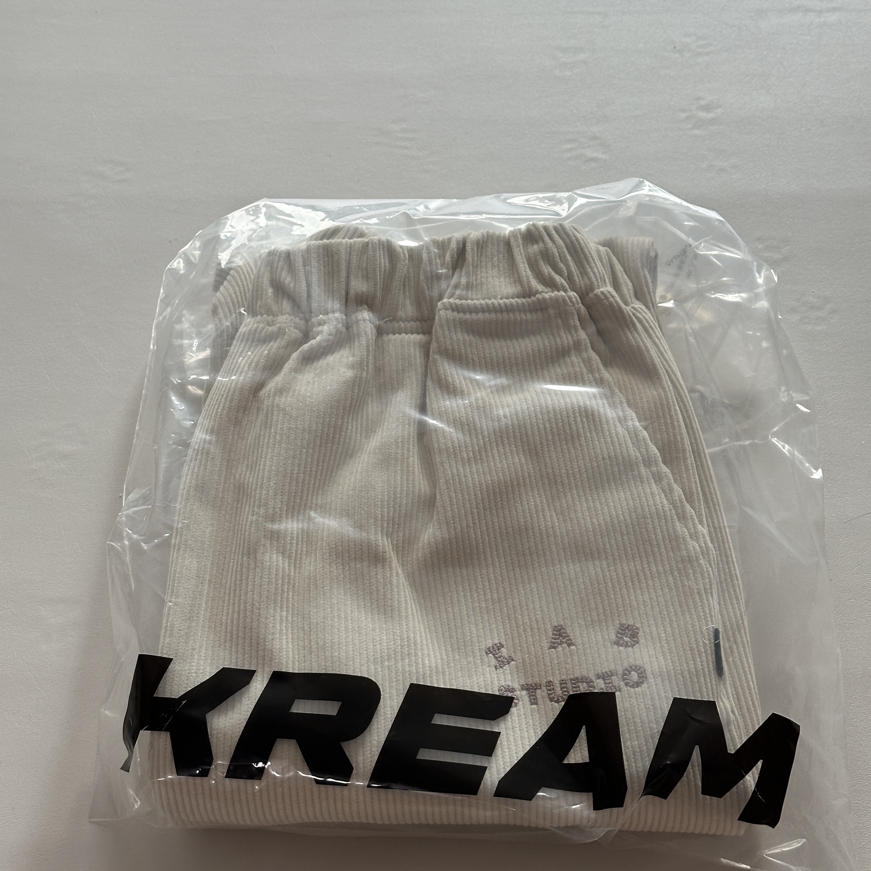 IAB Studio Corduroy Pants Cream Mud 착용 스타일