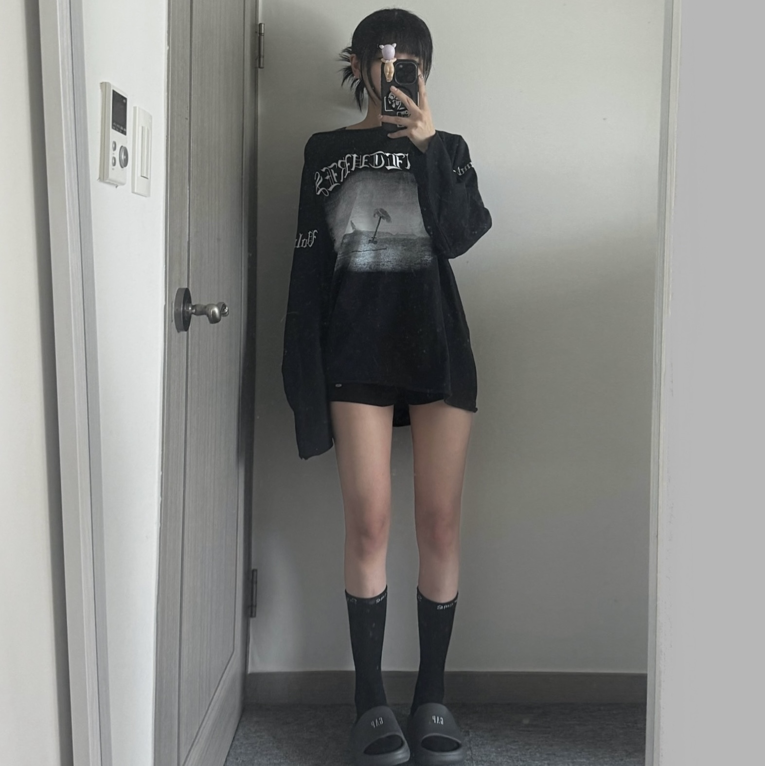 Yeezy Vultures Long T-Shirt Black, Supreme Hanes Crew Socks Black (4 Pack) 착용 스타일 - 3