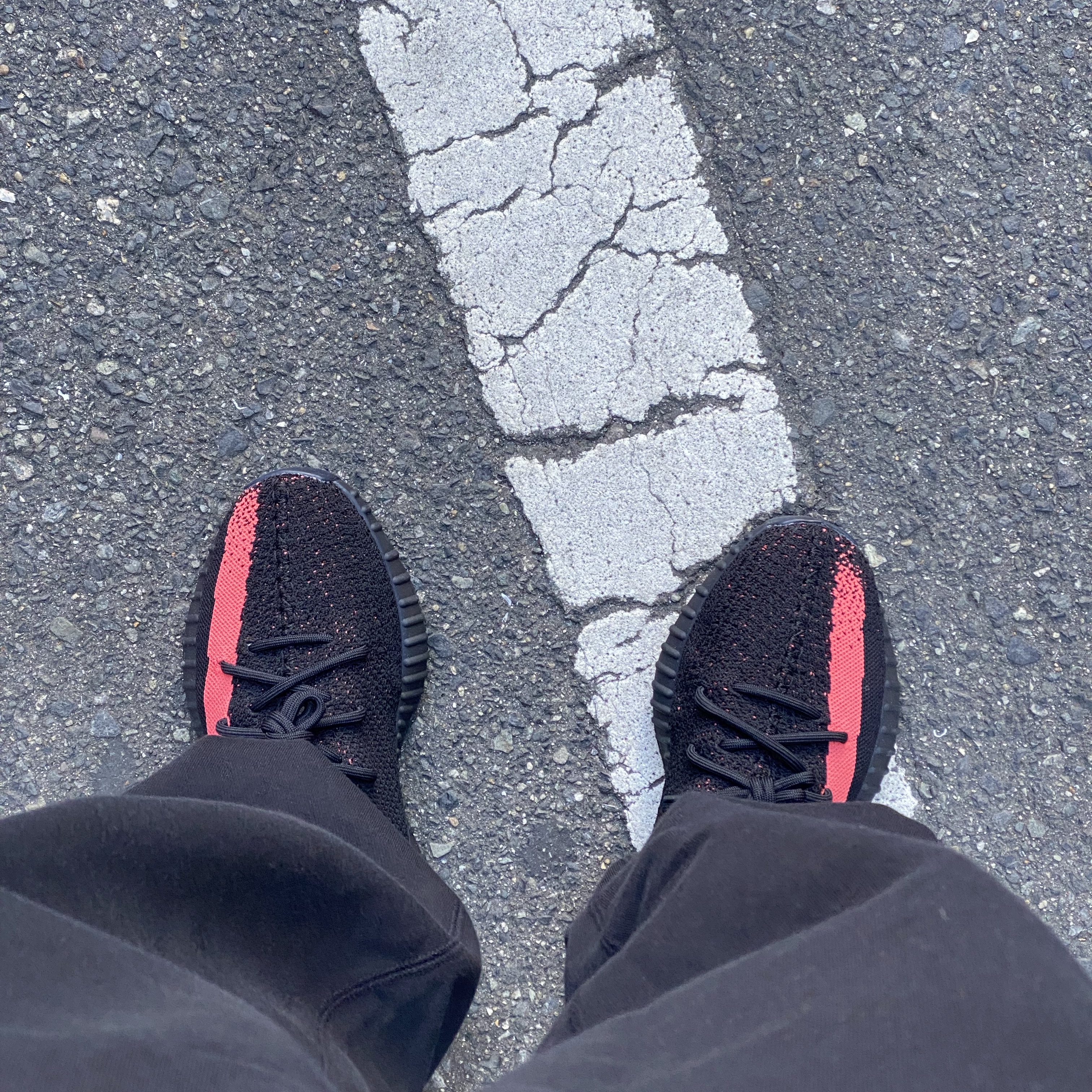 Nike x Stussy Full Zip Pigment Dyed Fleece Hoodie Habanero Red (FJ9161-642), Adidas Yeezy Boost 350 V2 Core Black Red 2022/2023 착용 스타일 - 2