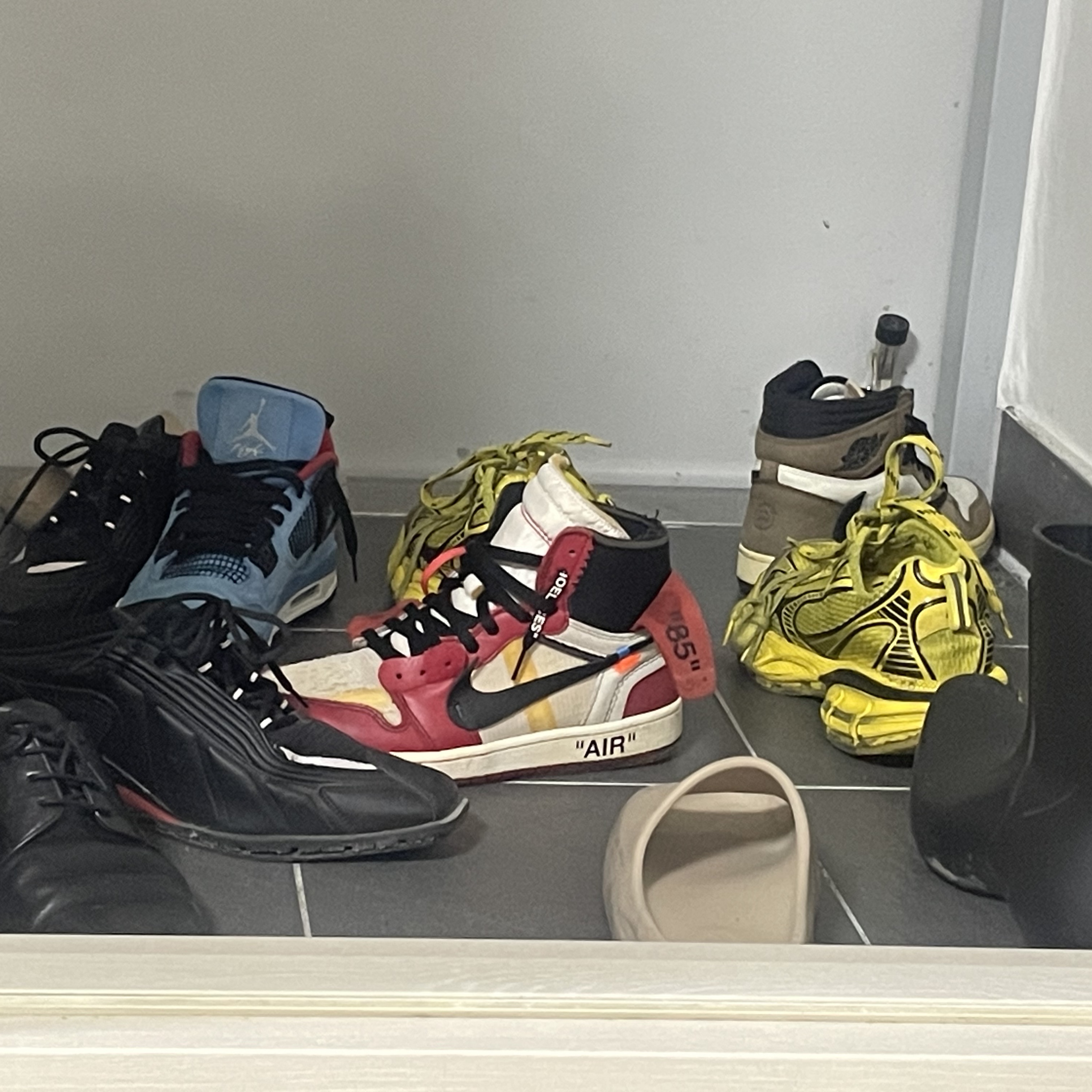 Balenciaga 3XL Ski Sneakers Yellow, Balenciaga Excavator Bootie Black 착용 스타일