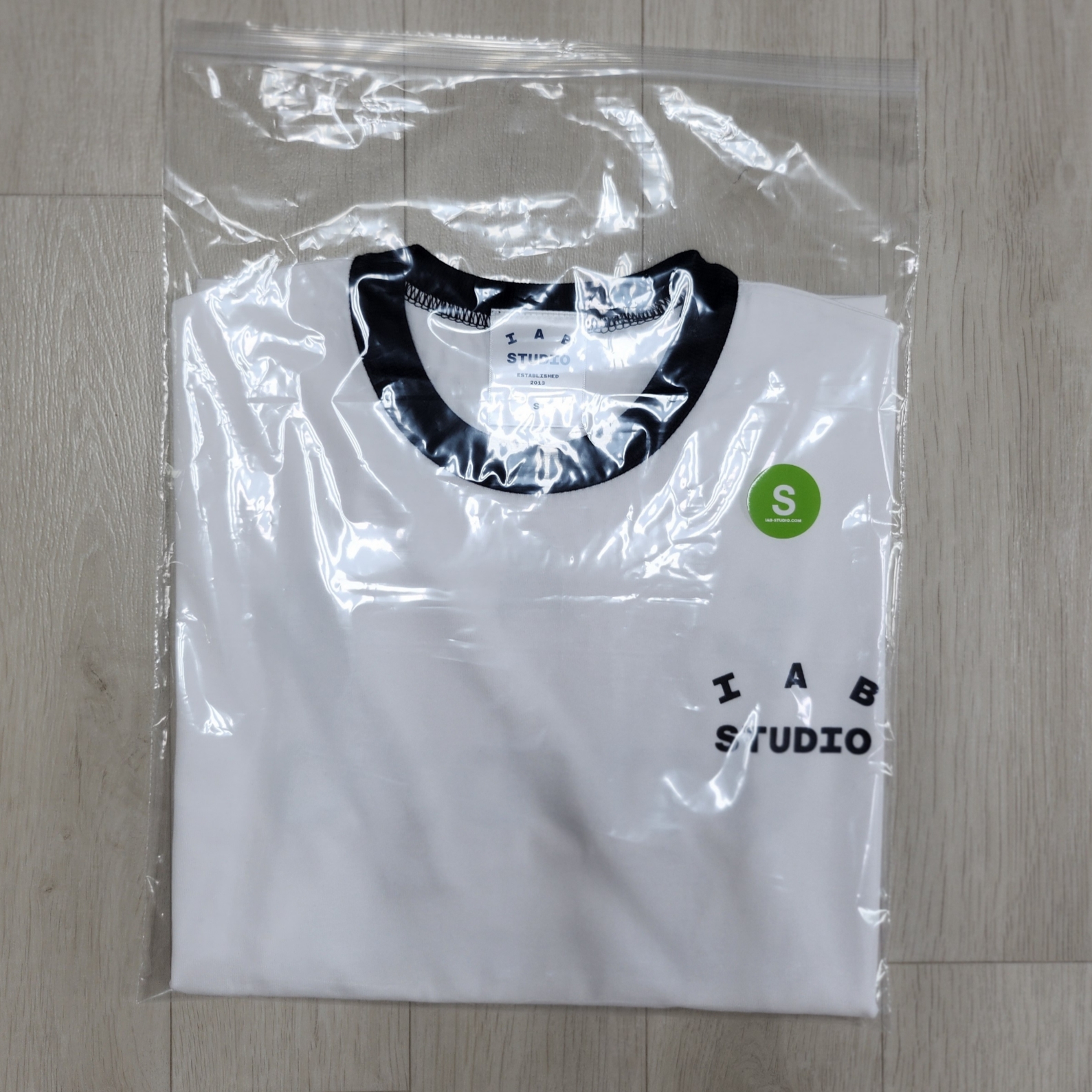 IAB Studio Established T-Shirt White Black 착용 스타일 - 3