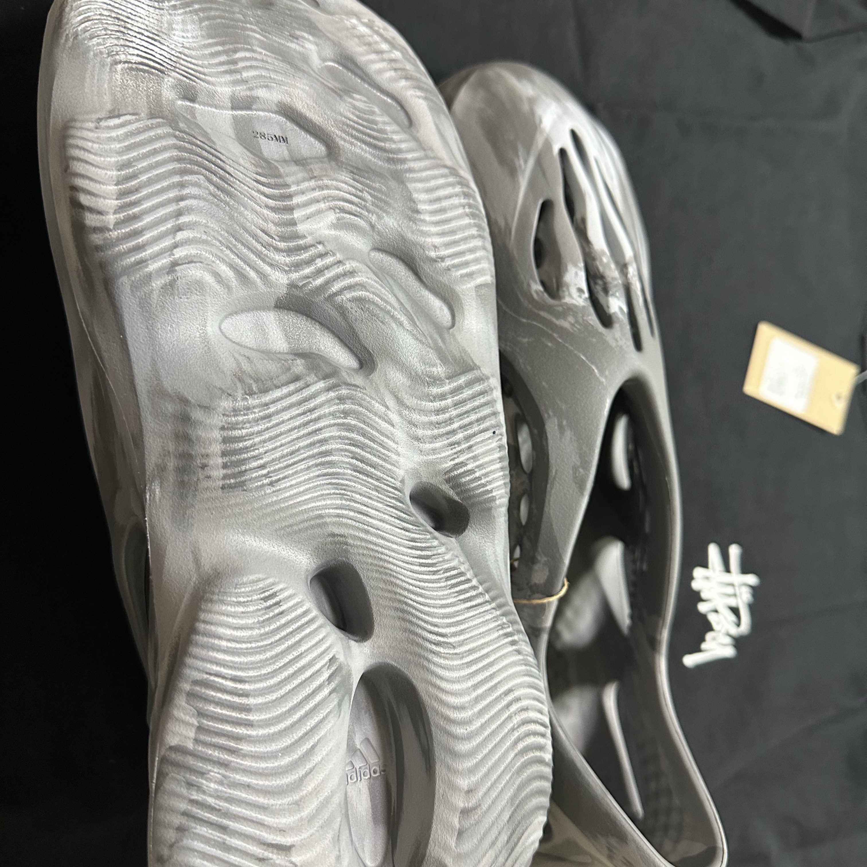 Adidas Yeezy Foam RNNR MX Granite, Stussy Basic Stussy T-Shirt Black 2024, 2025 착용 스타일 - 3