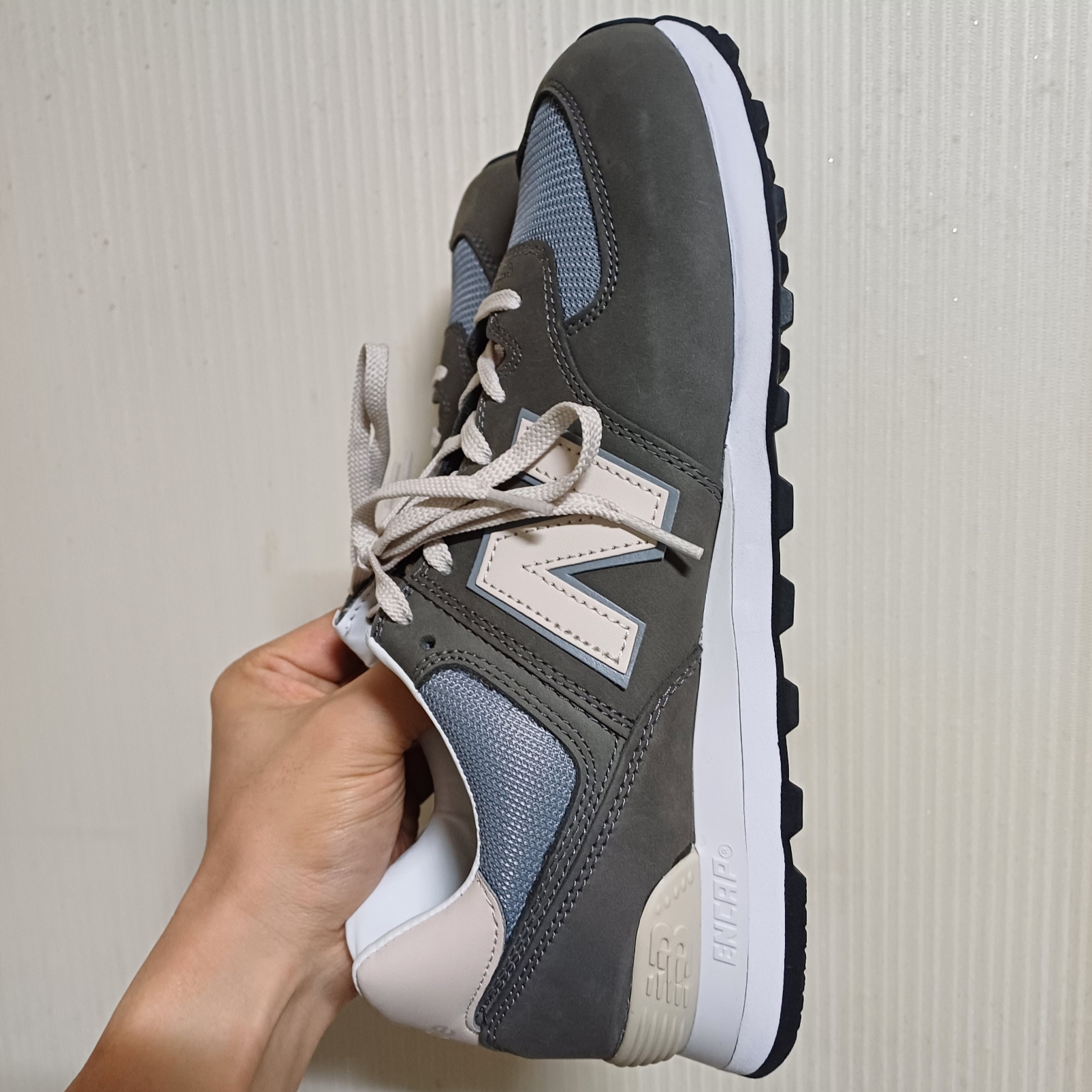 New Balance 574 Classic Grey 착용 스타일 - 2