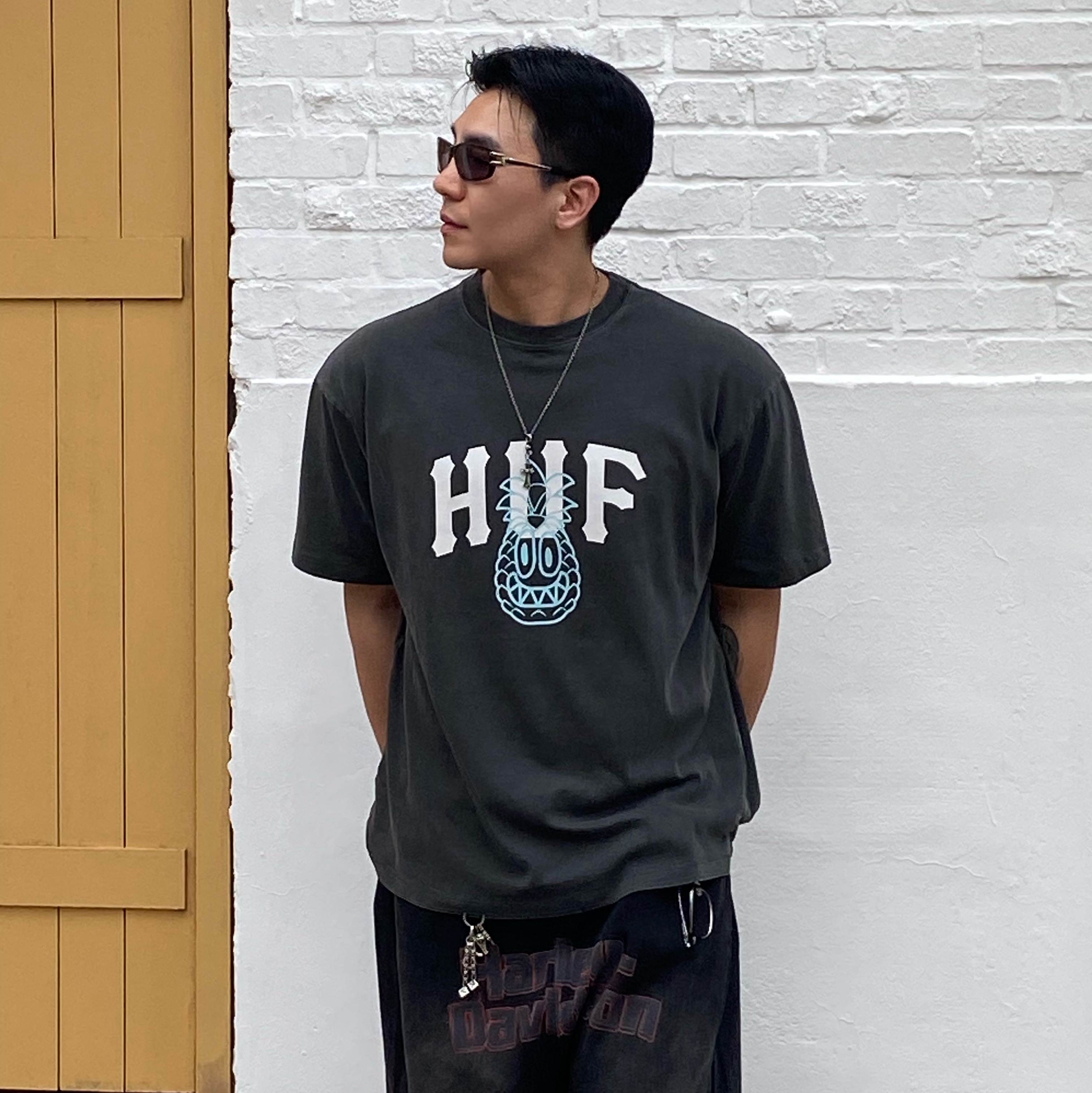 HUF x Reddy Pinnacle T-Shirt Charcoal, Supreme Hanes Crew Socks Black (4 Pack) 착용 스타일 - 2