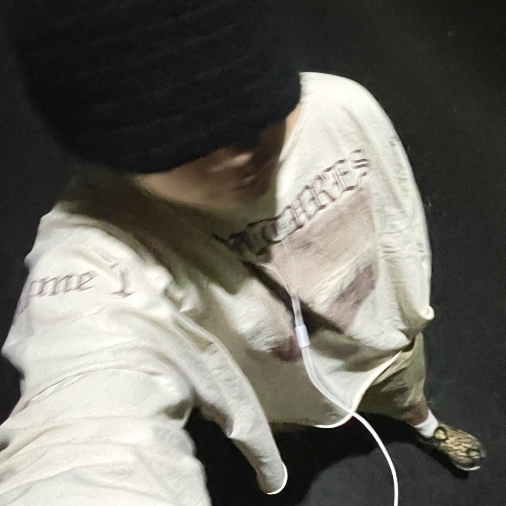 Yeezy Vultures Long T-Shirt White, Nike Air Kukini SE Kumquat and Action Red 착용 스타일