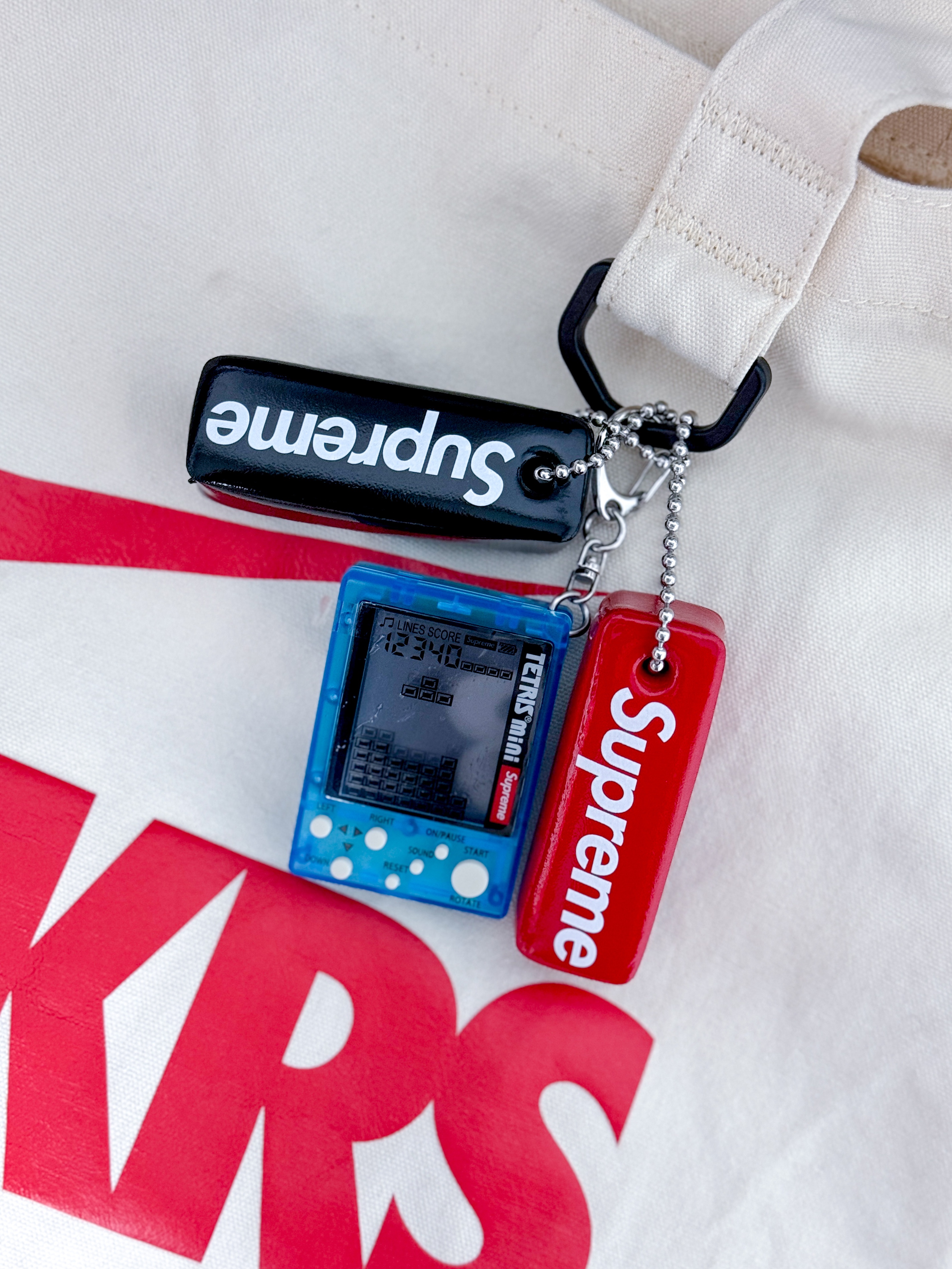 Supreme x Tetris Mini Blue - 24SS (Korean Ver.), Supreme Floating Keychain Red - 23FW 착용 스타일