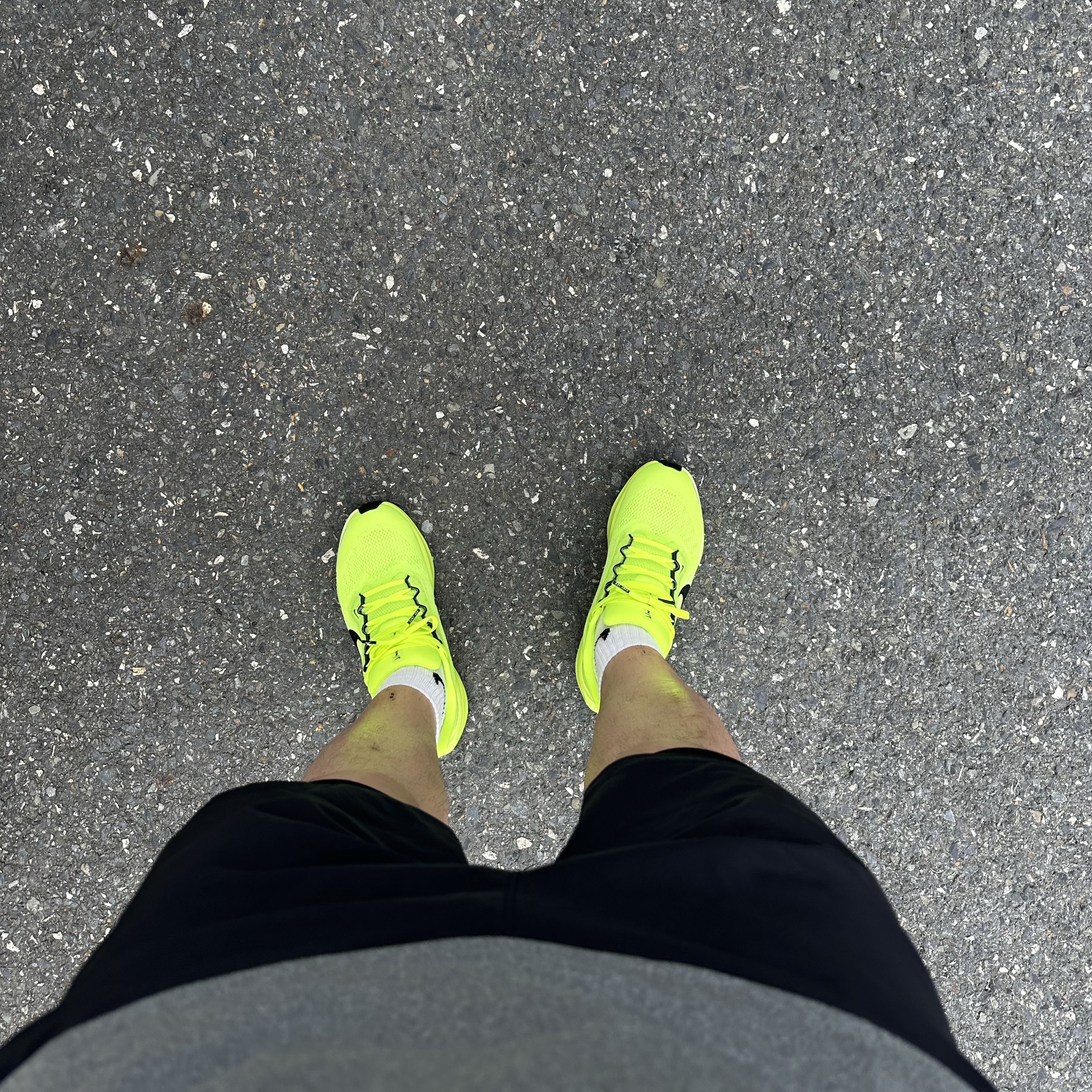 Nike Air Zoom Pegasus 41 Volt Barely Volt 착용 스타일 - 2