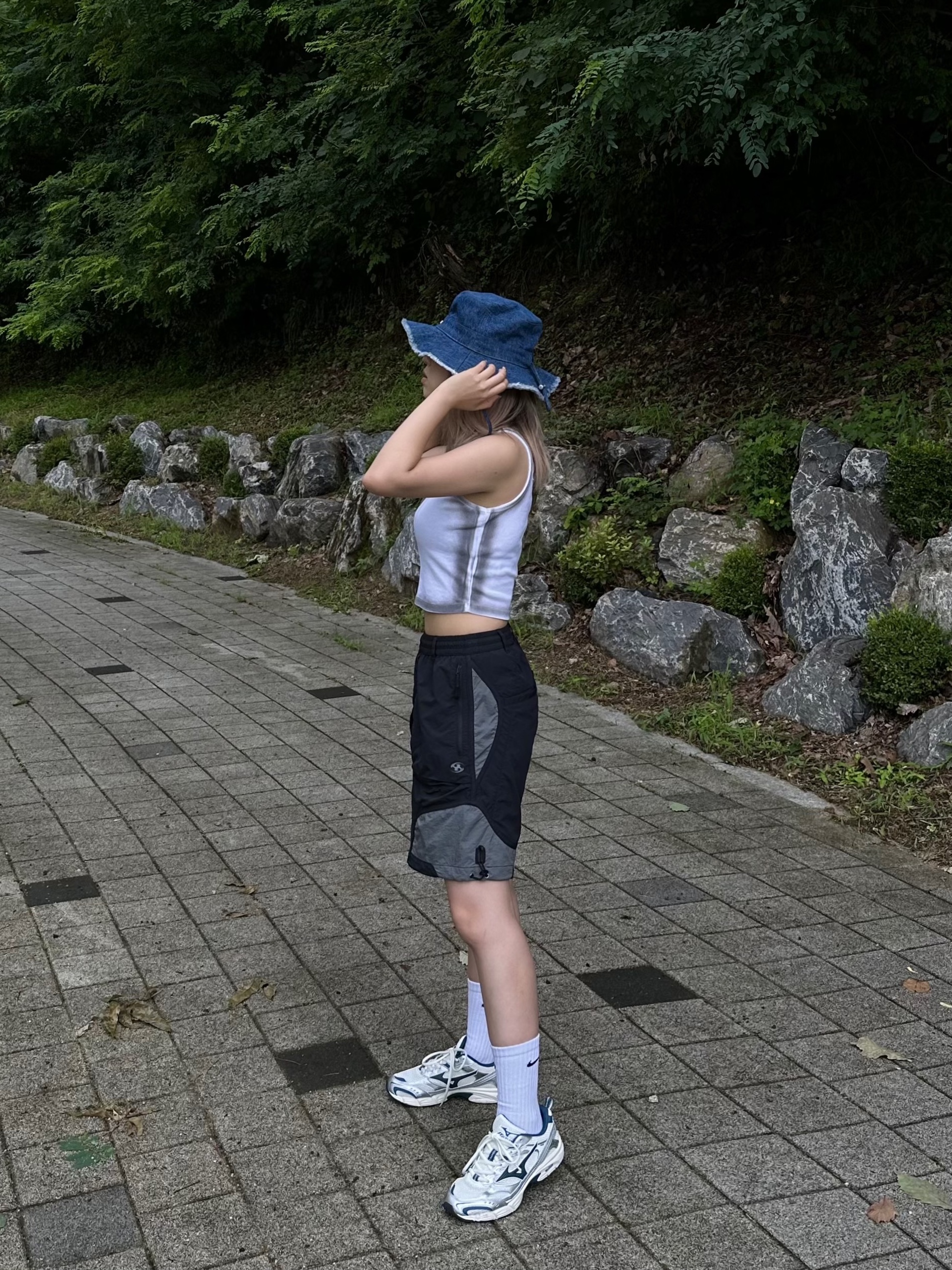 Sansan Gear Nylon Shorts Black - 24SS, Mizuno MXR Snow White Majolica Blue Silver 착용 스타일 - 1