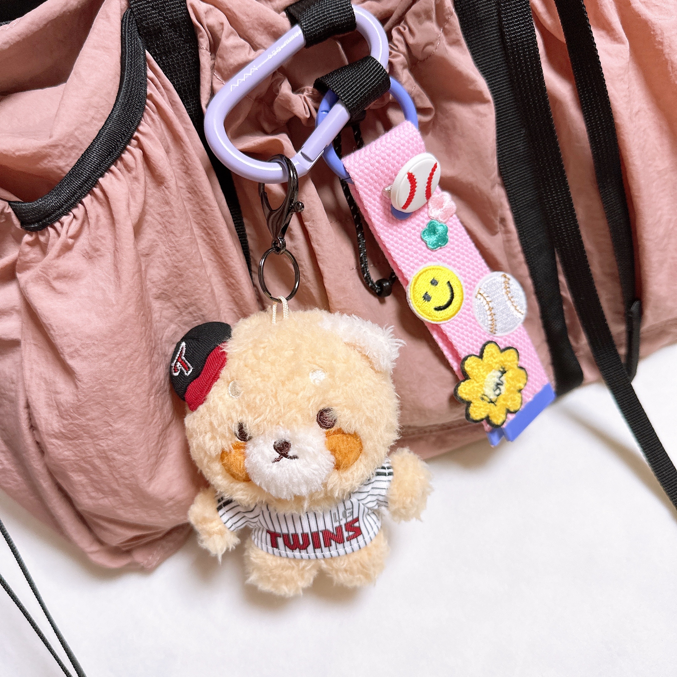 Lessey & Friends x KBO The Strongest Lessey Stuffed Toy Keyring LG Twins 착용 스타일 - 1